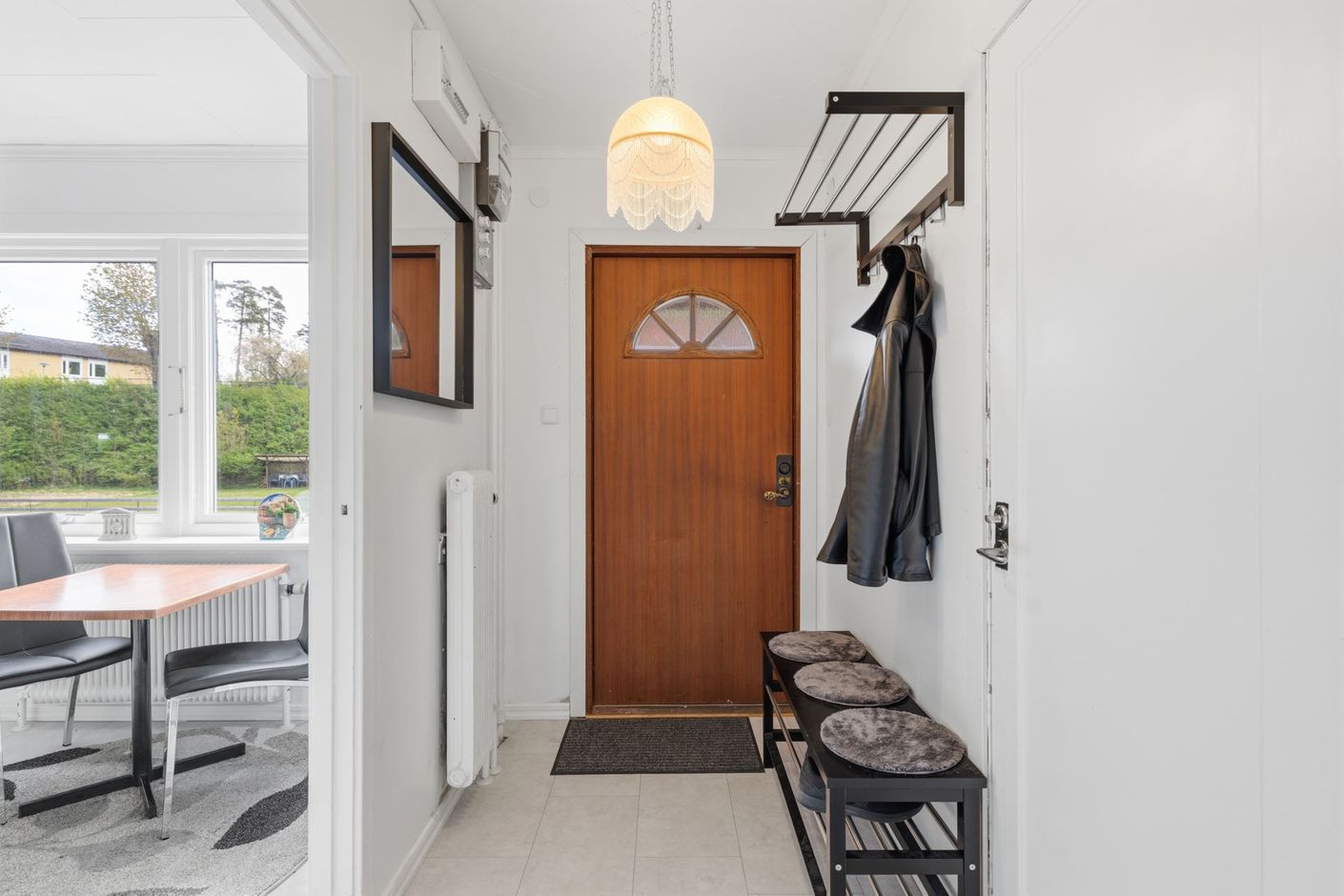 Entré med plats för ytterkläder och skor