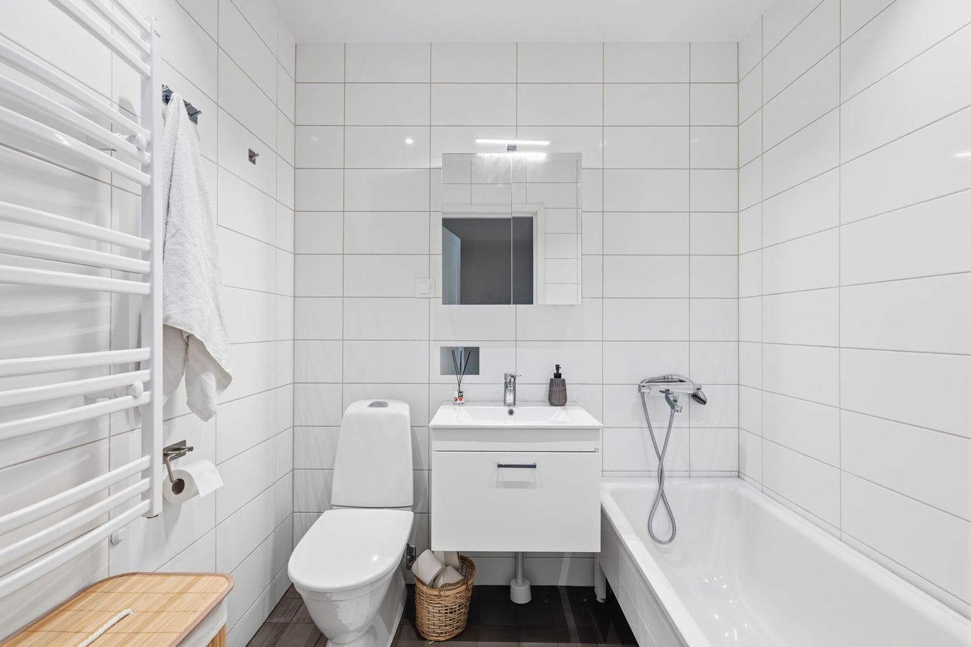 Badrum på övre plan med badkar