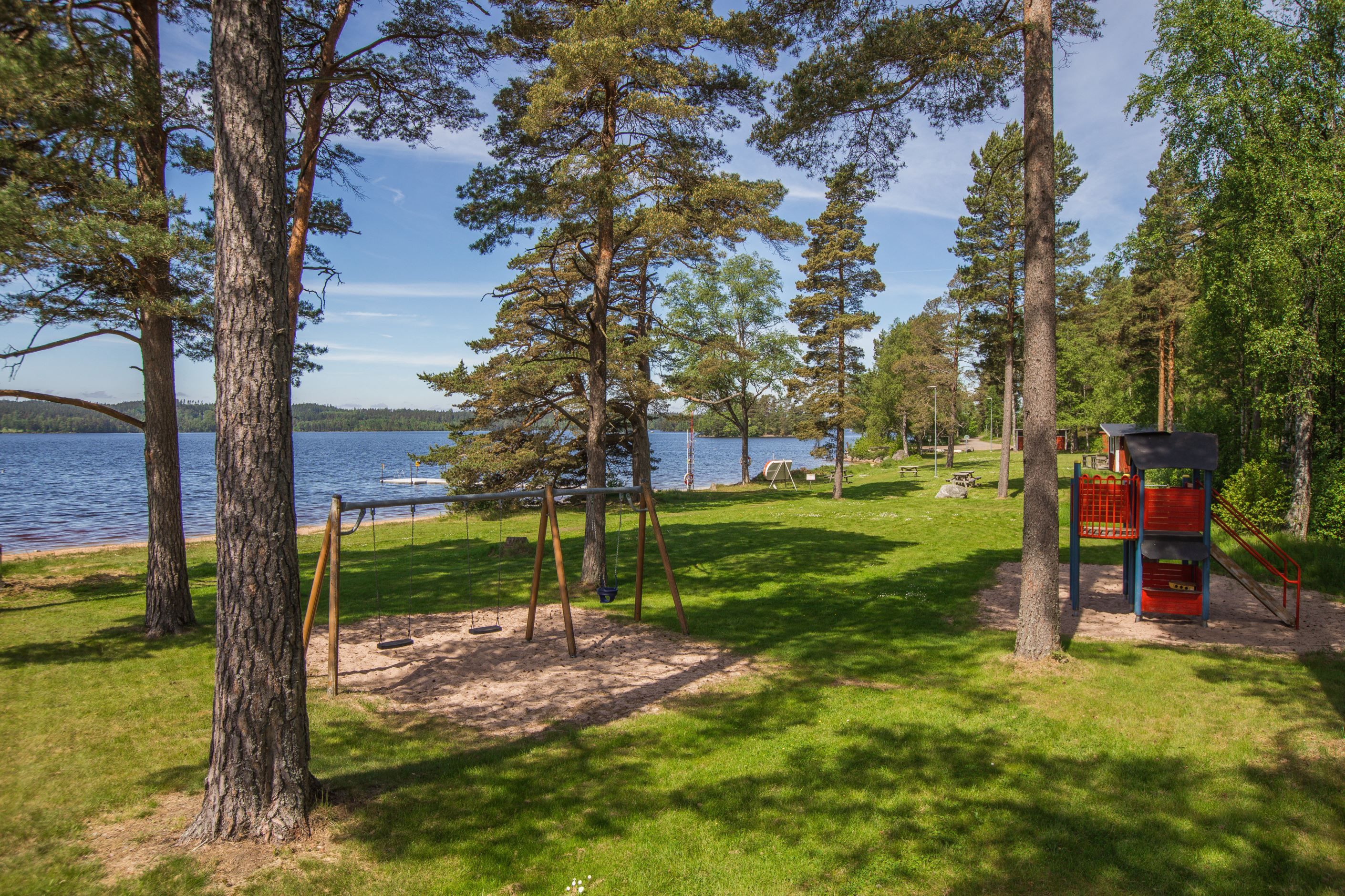 Natursköna omgivningar vid sjön
