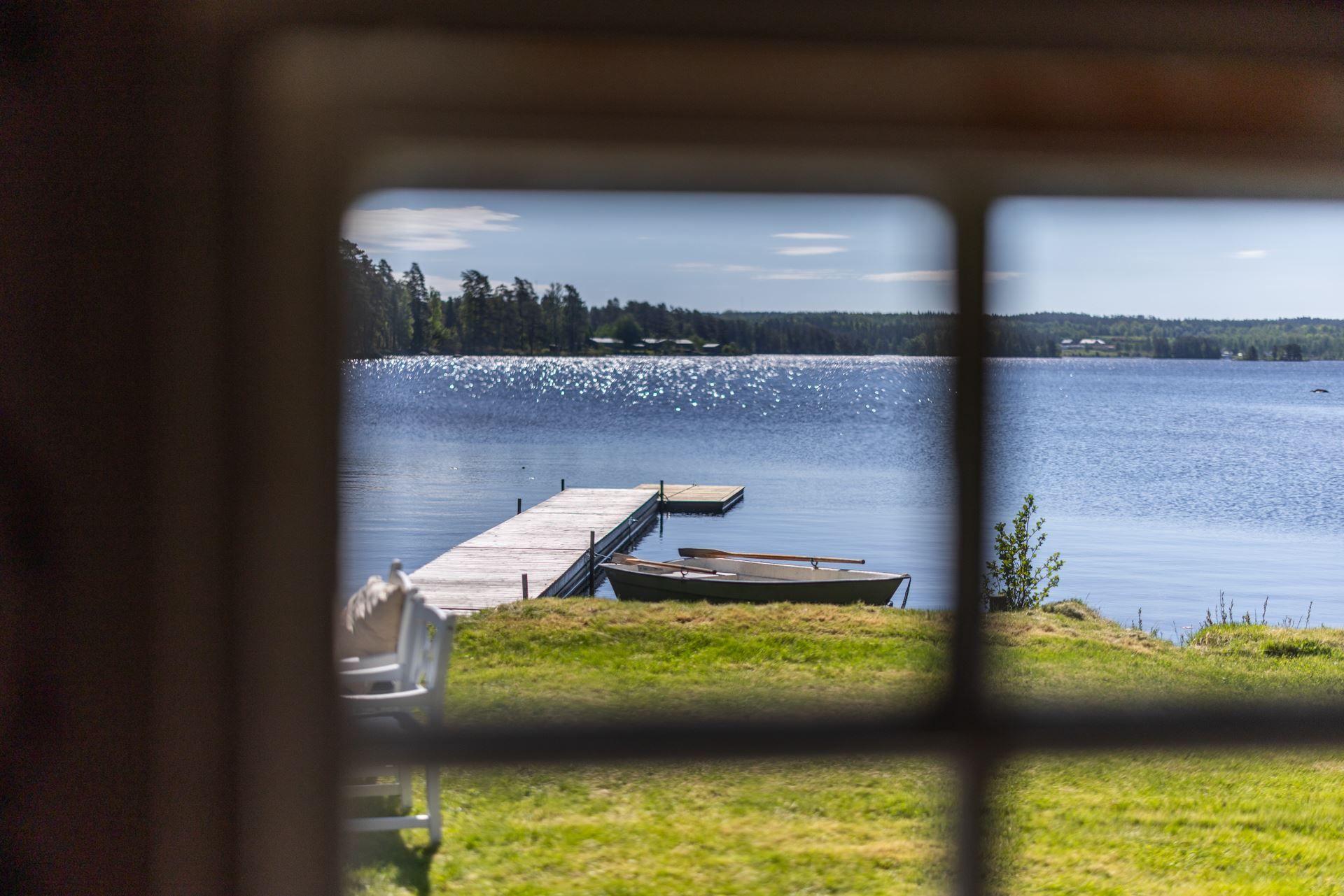 Utsikten från allrummet, Rasjön glittrar precis utanför dörren.
