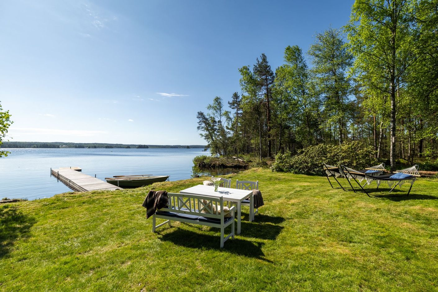 Egen brygga med tillhörande flotte för extra bekvämlighet.