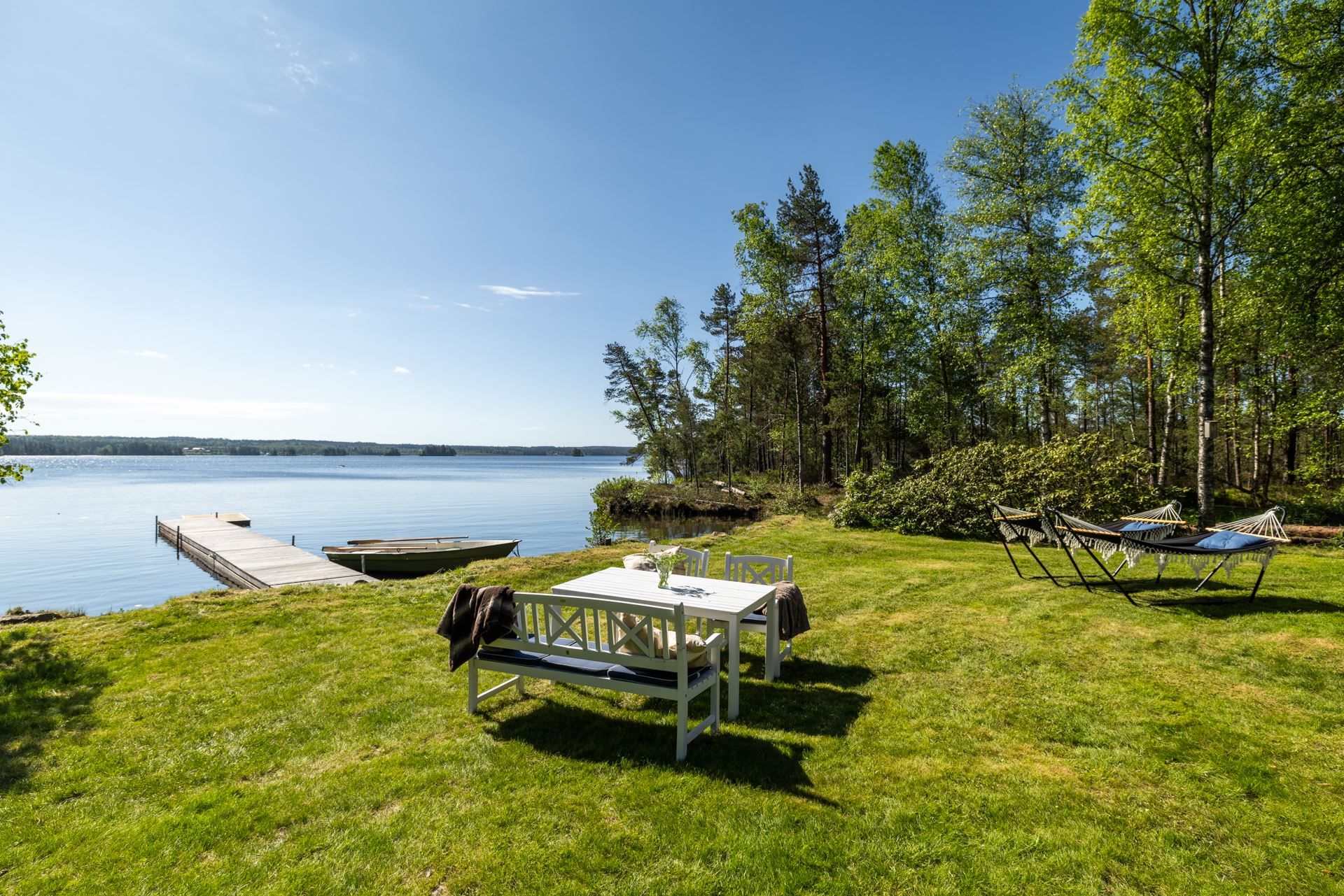 Egen brygga med tillhörande flotte för extra bekvämlighet.