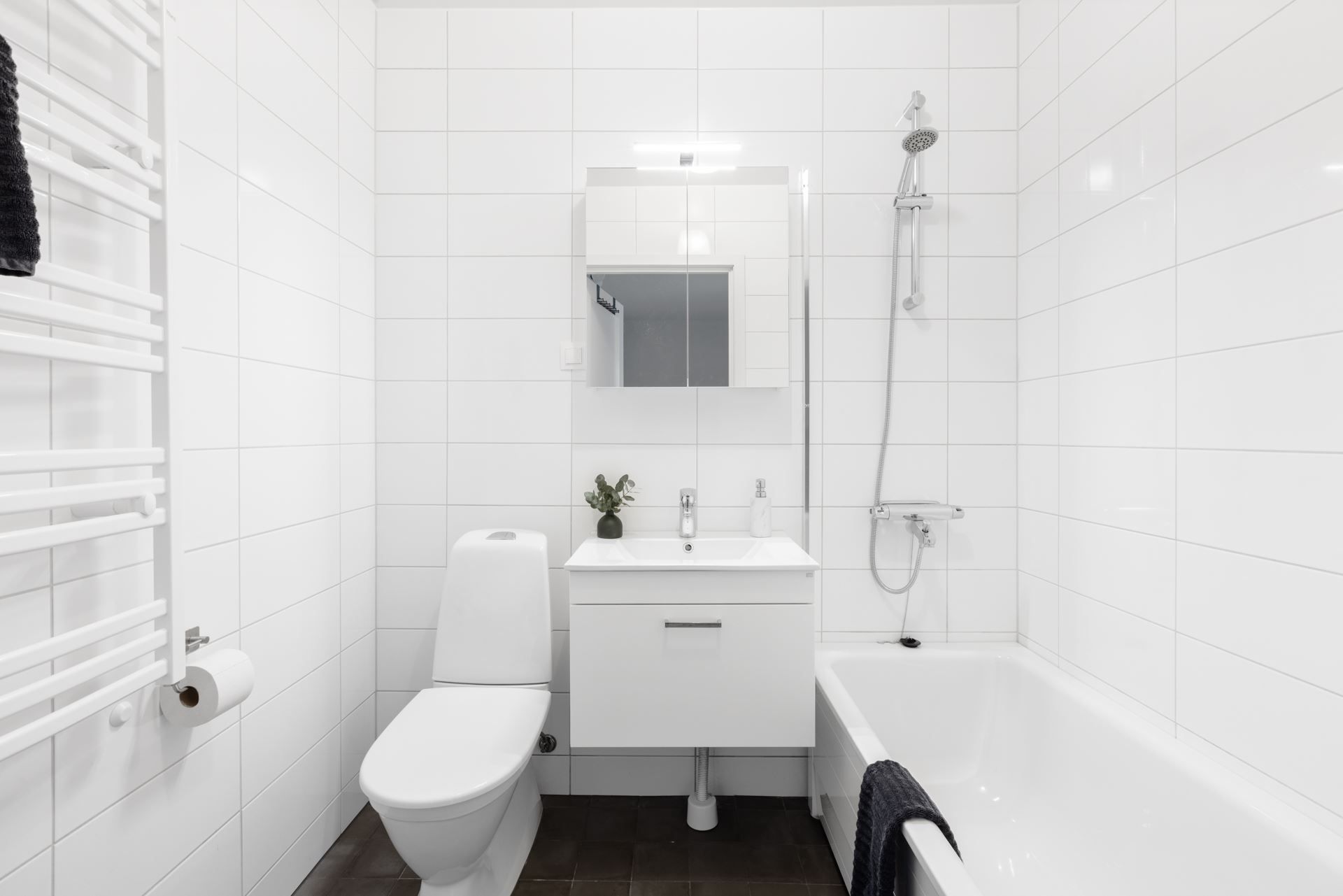 Badrum på övre plan erbjuder badkar och fina ytor.