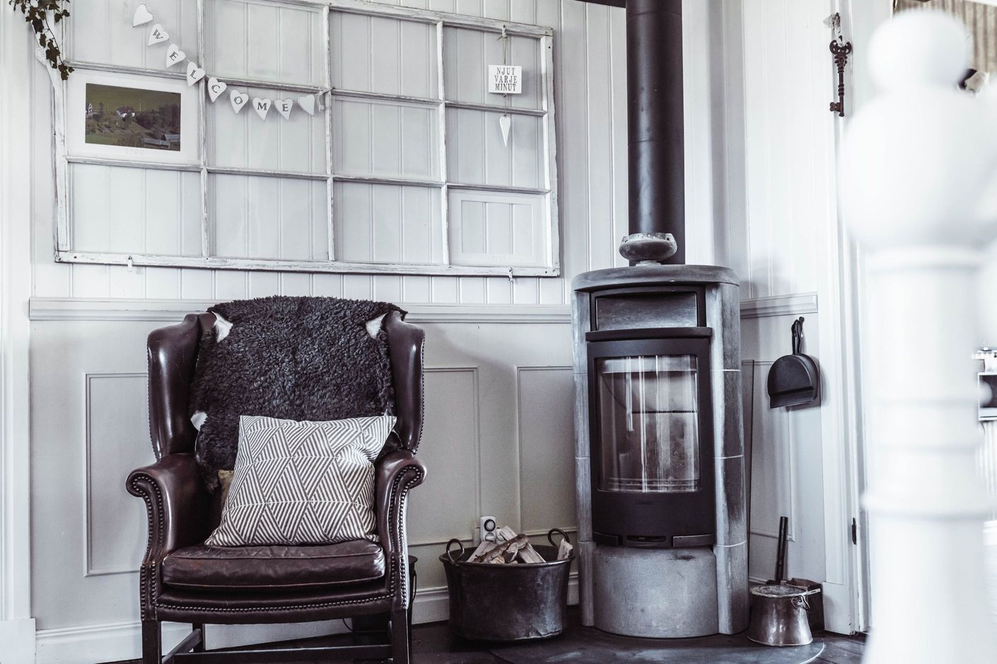 Entrehall med härlig braskamin