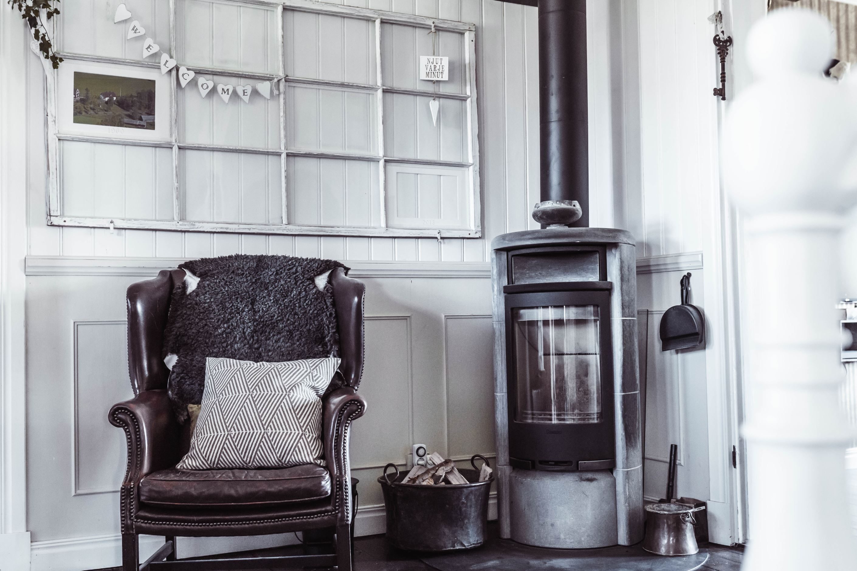 Entrehall med härlig braskamin