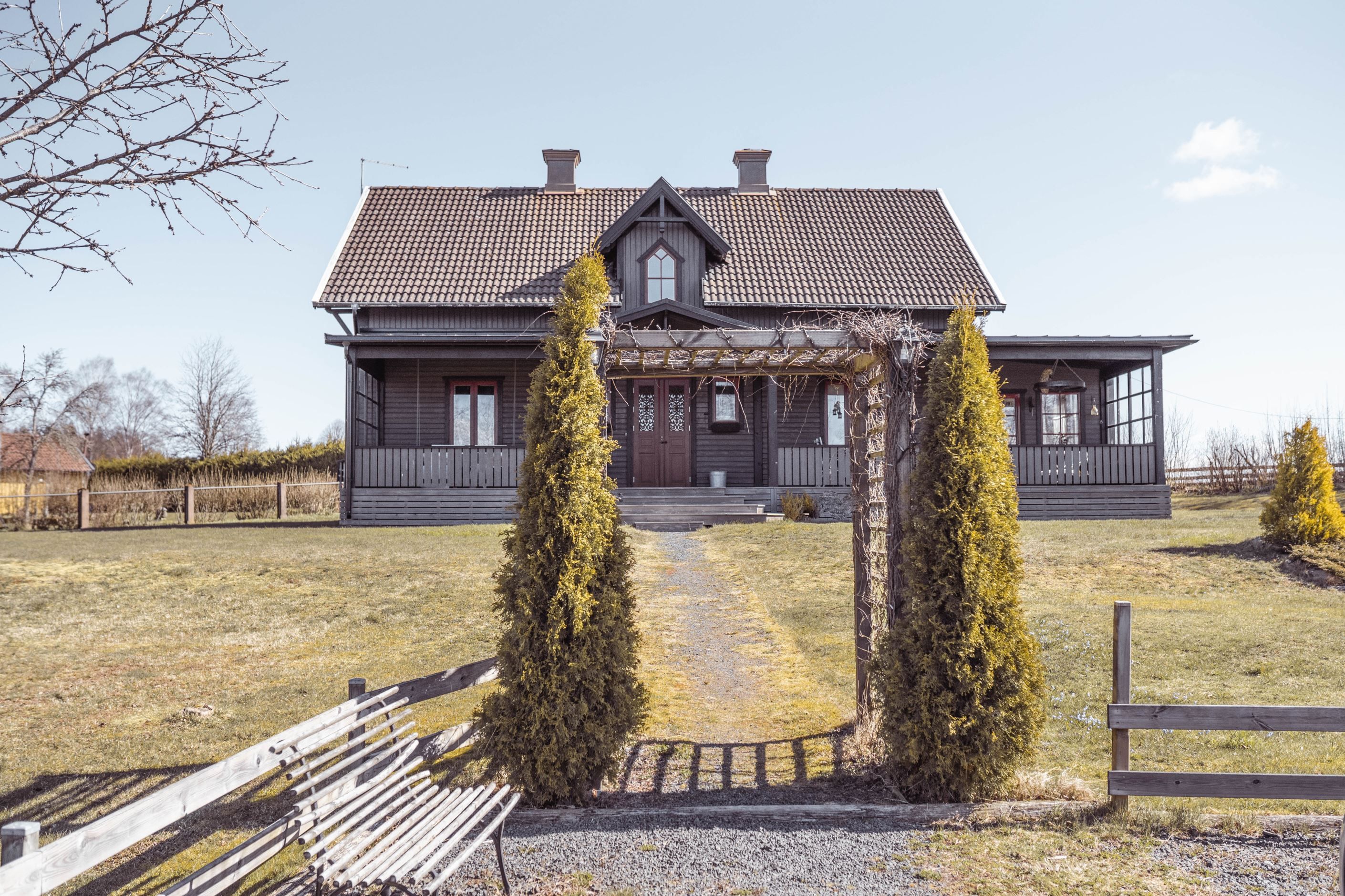 Framsida av huset med en stor veranda!