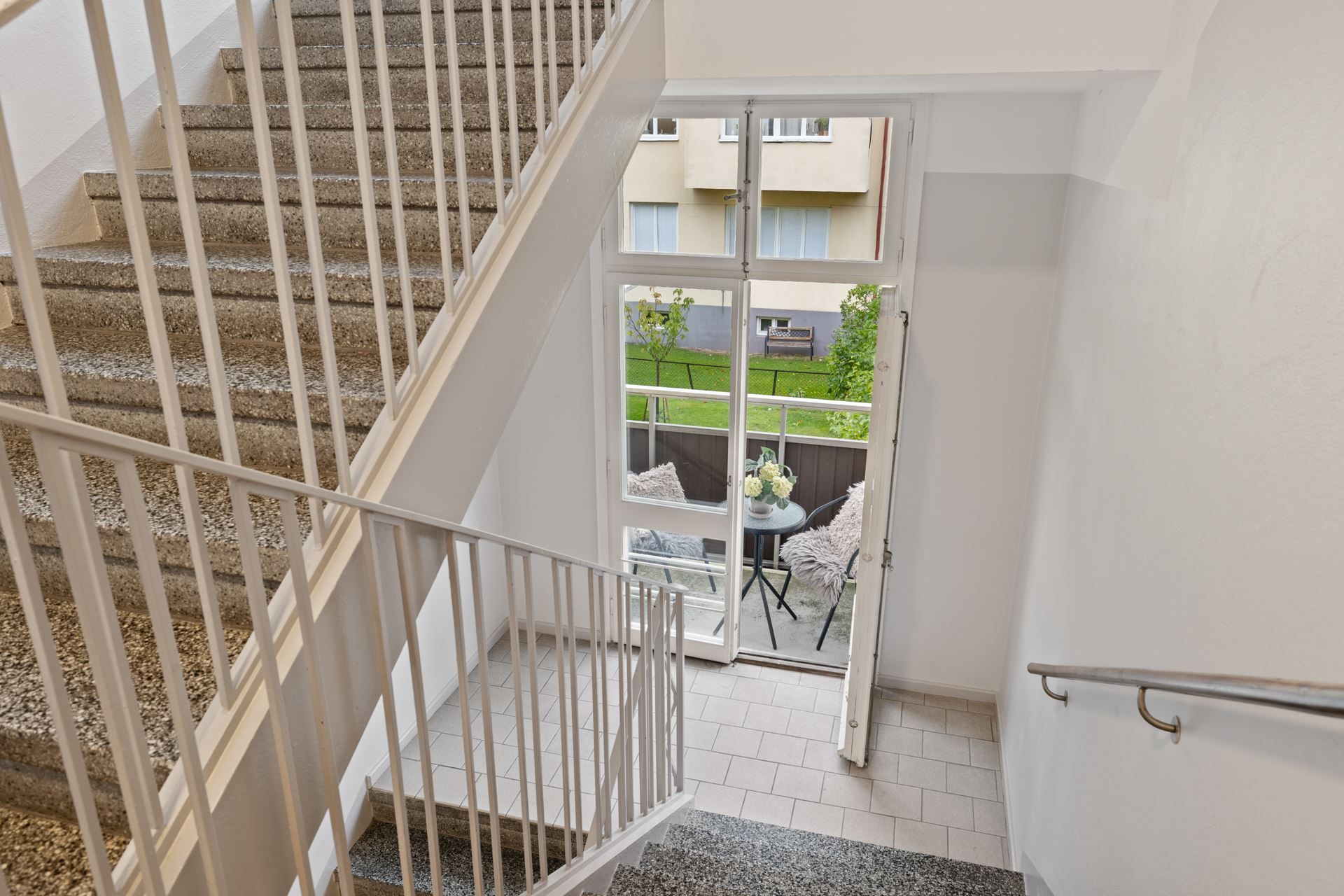 Gemensam balkong en trapp ned