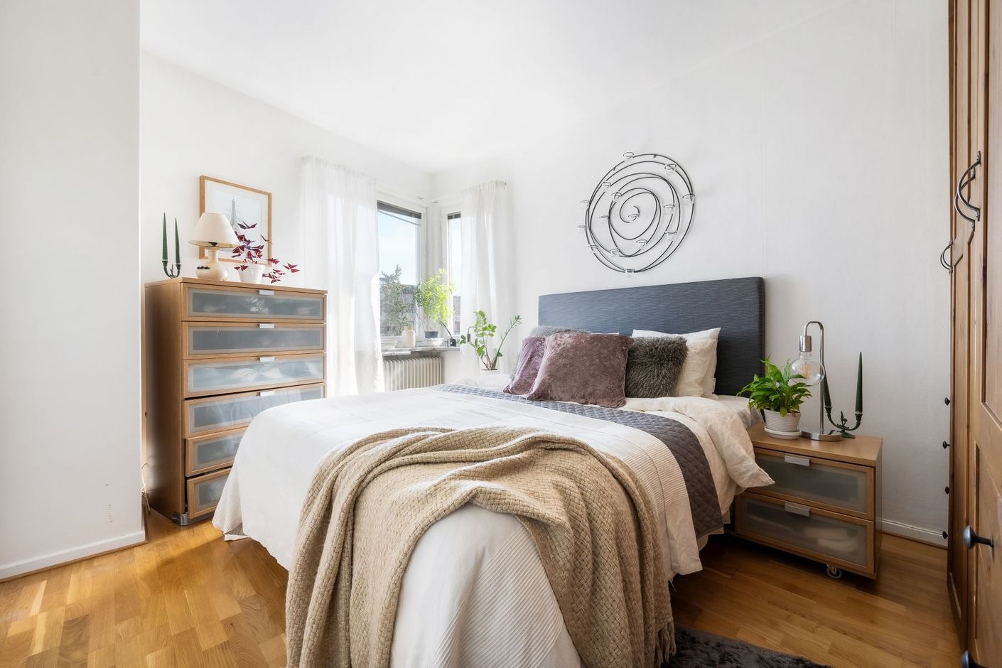 SOvrum 1 med plats för dubbelsäng och garderober