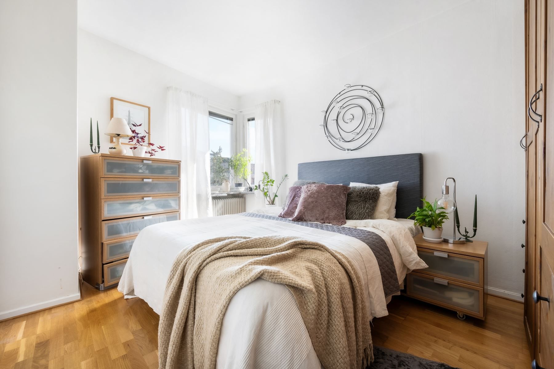 SOvrum 1 med plats för dubbelsäng och garderober