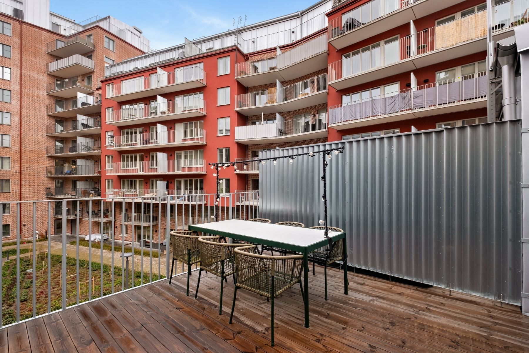 Terrass mot innergården och sol från tidig eftermiddag till sen kväll
