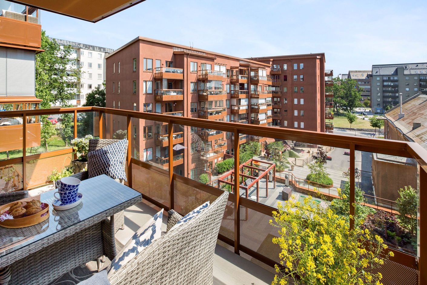 Balkong mot lugn gård