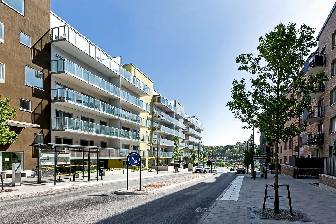 På granngatan går bussen mot Sundbyberg C & Rissne