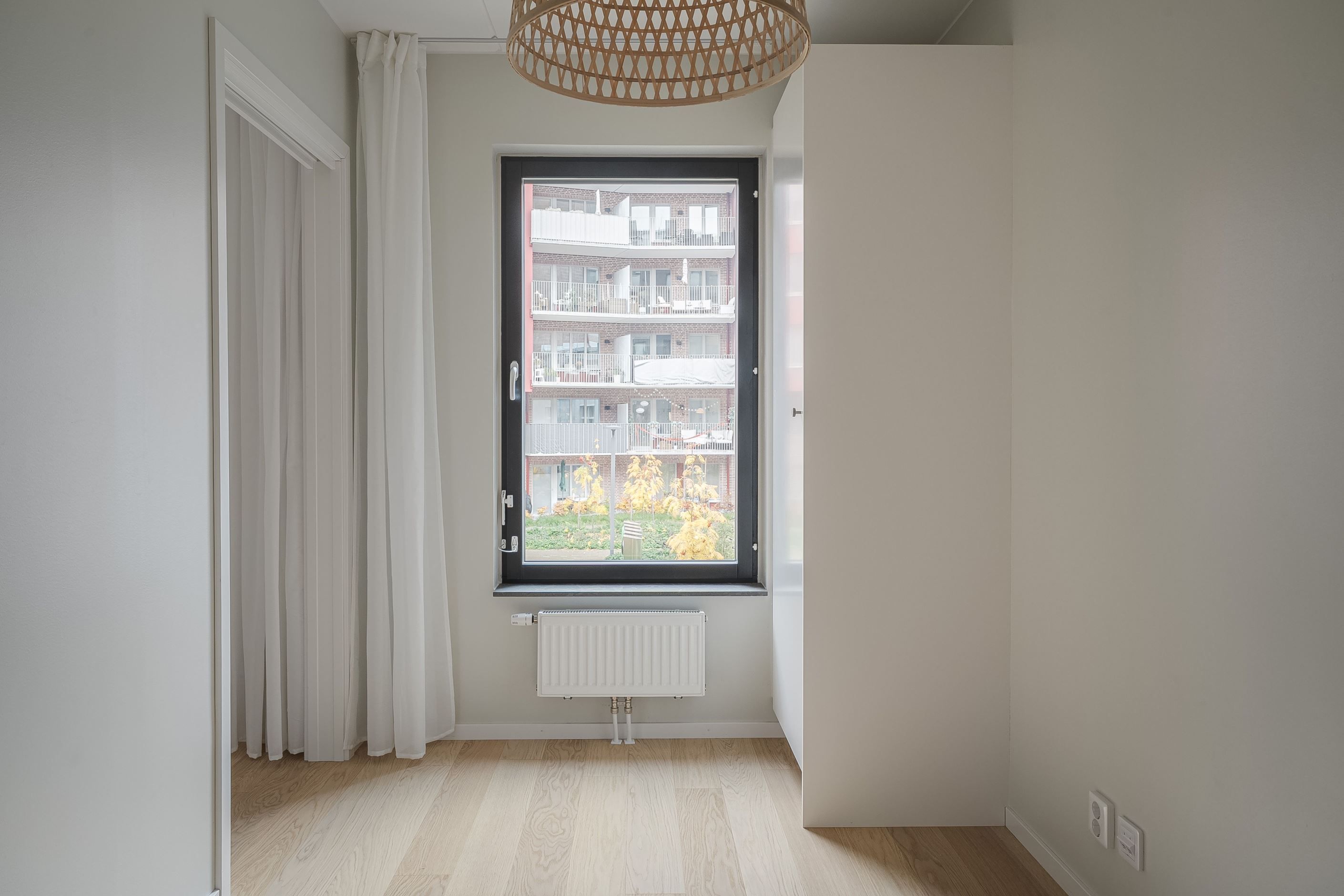 Sovrum med fönster och förvaring