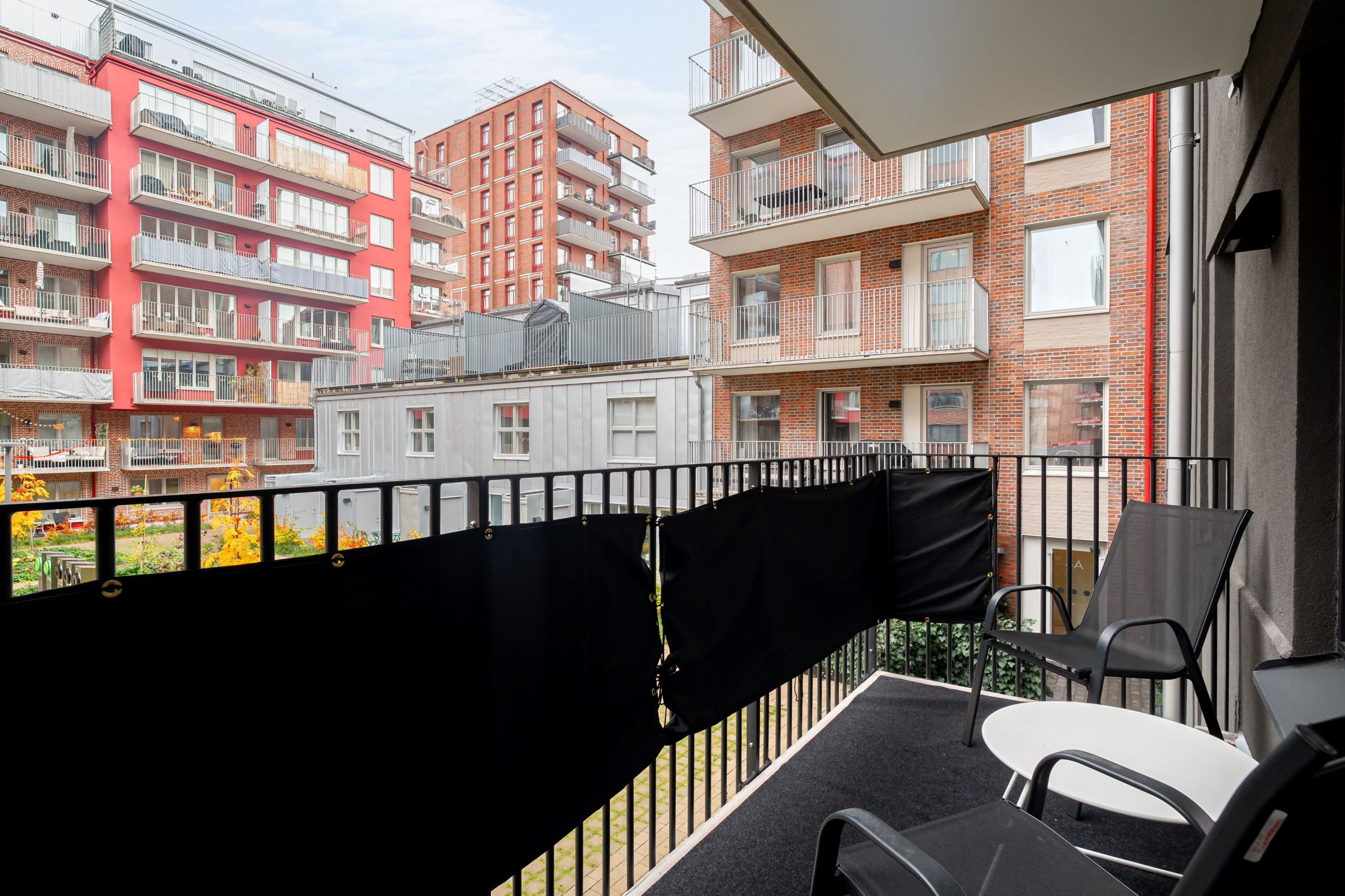 Rejäl balkong mot innergård