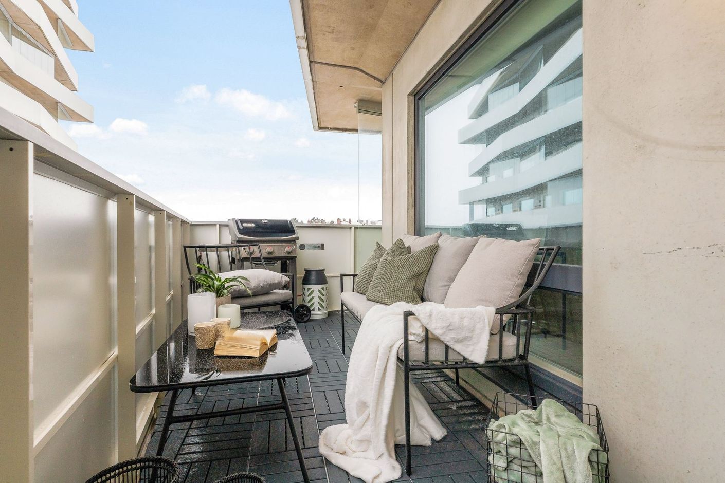 Gott om plats för olika möblemang på enorma gavelbalkongen!