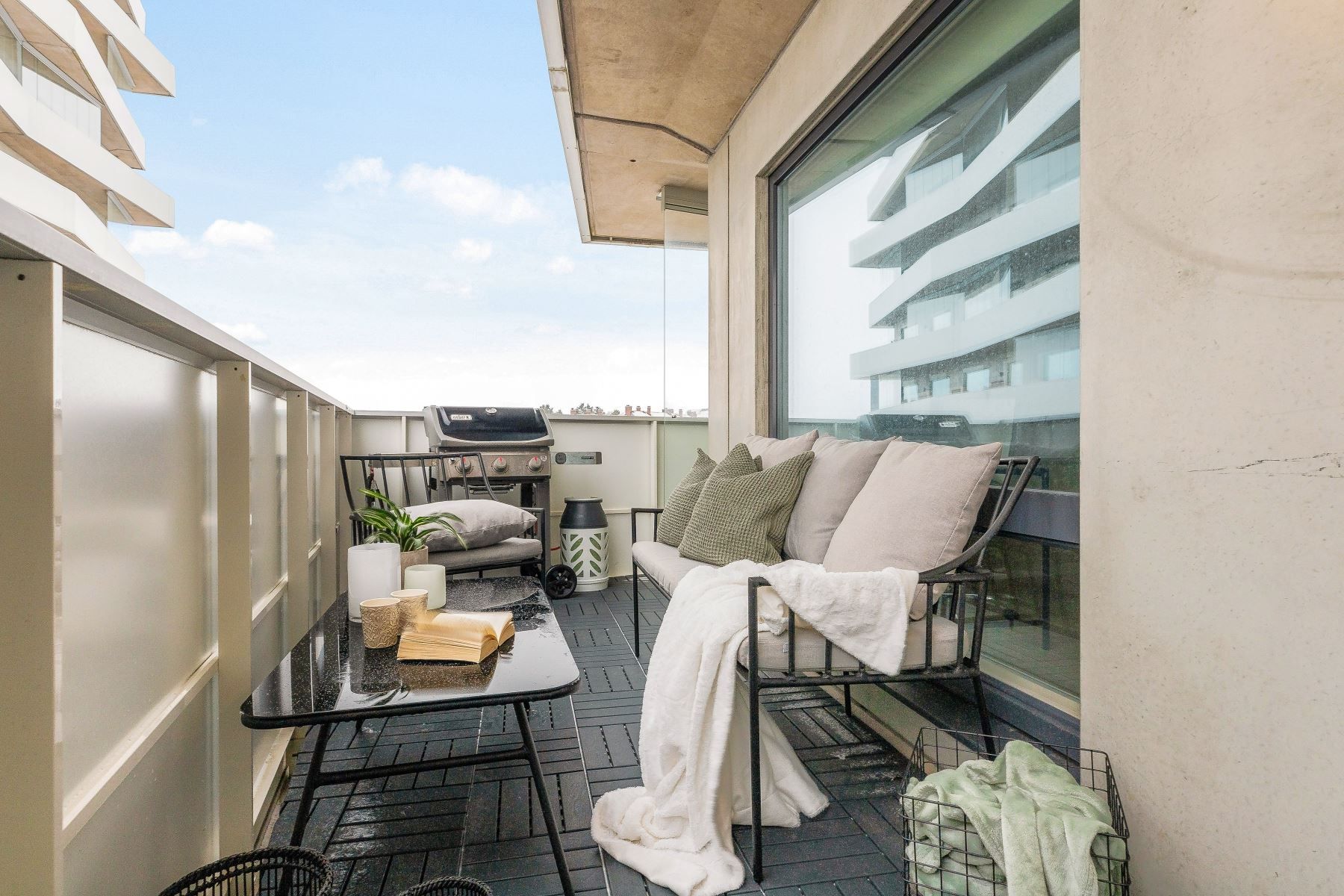 Gott om plats för olika möblemang på enorma gavelbalkongen!