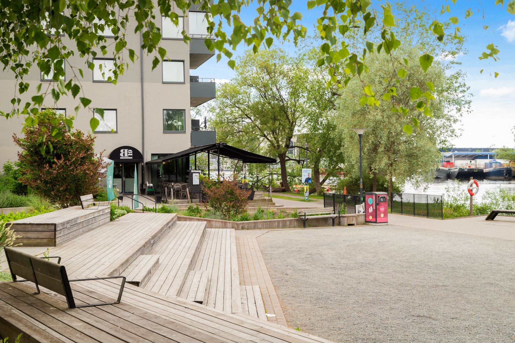 Mysig sittplats intill ån