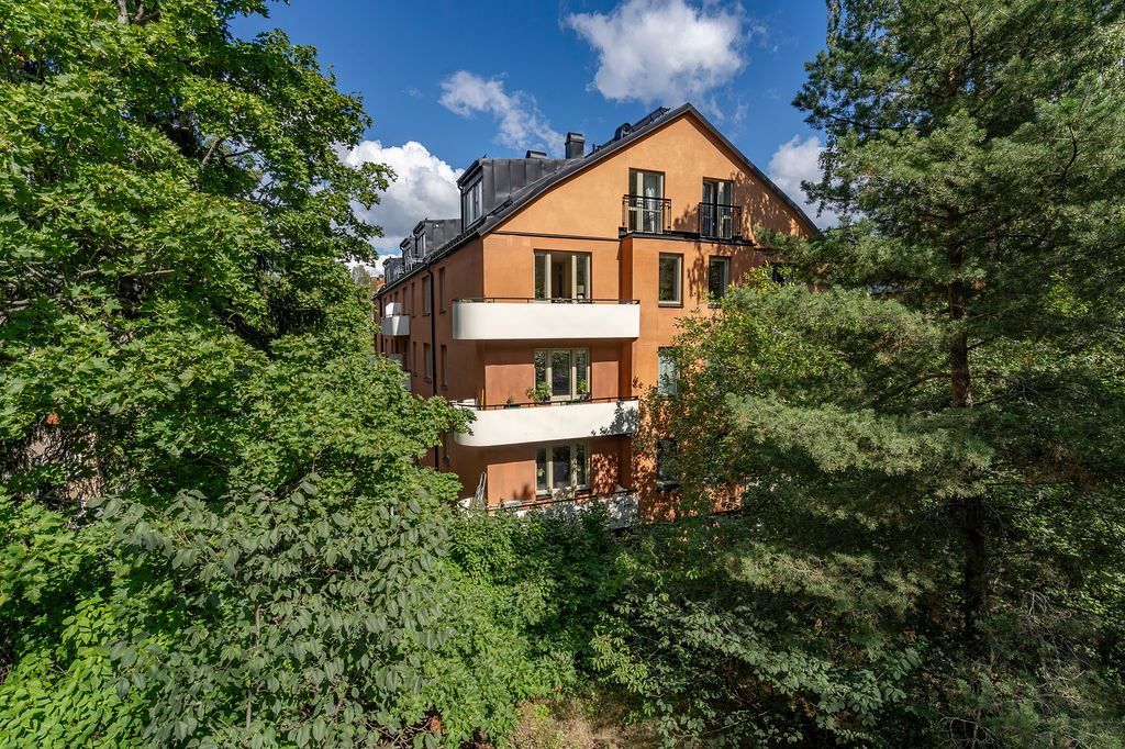 Grönskan mot balkongen högst upp!