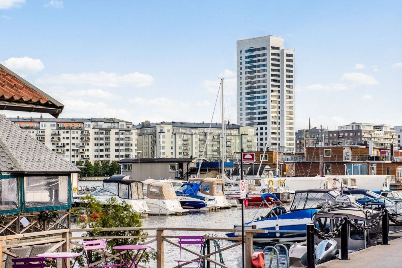Pampas Marina med restaurang och båtar