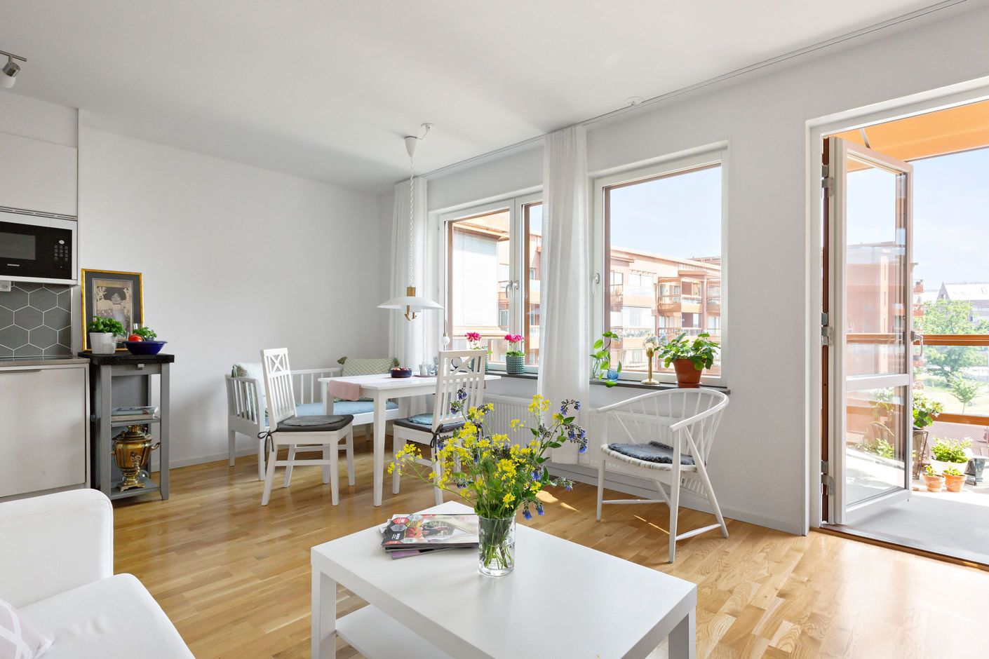 Vackert vardagsrum med enormt ljusinsläpp