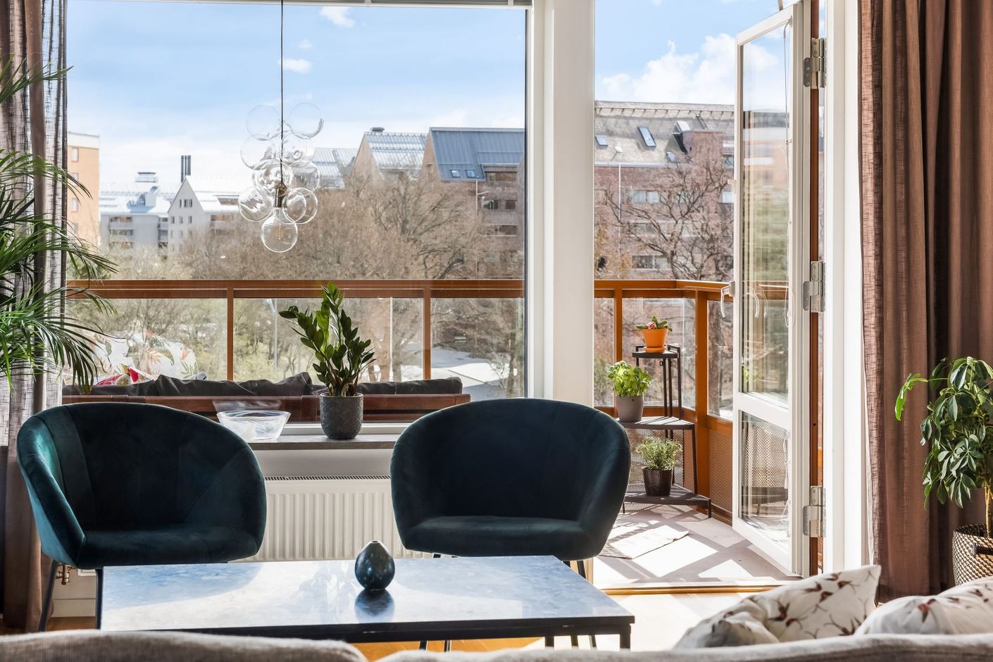 Detaljbild vardagsrum och balkong