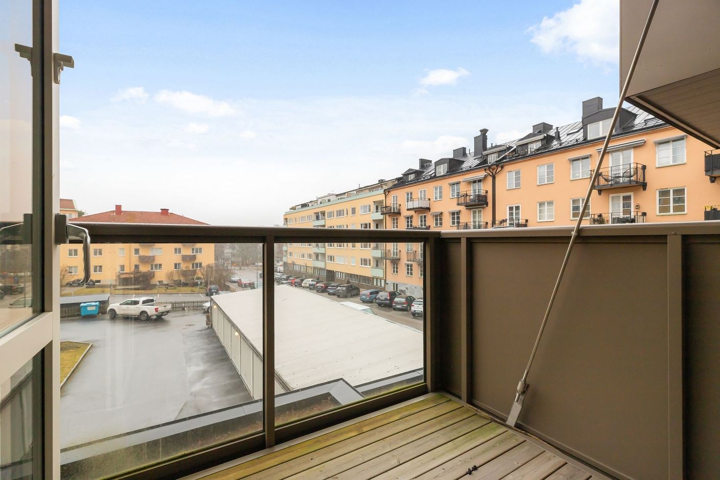 Rymlig balkong med sol från eftermiddag!