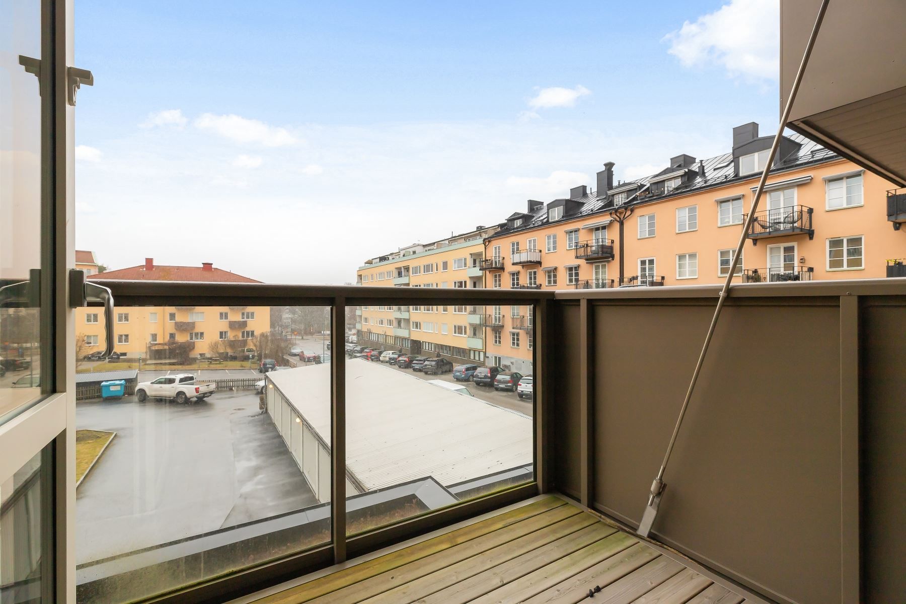 Rymlig balkong med sol från eftermiddag!