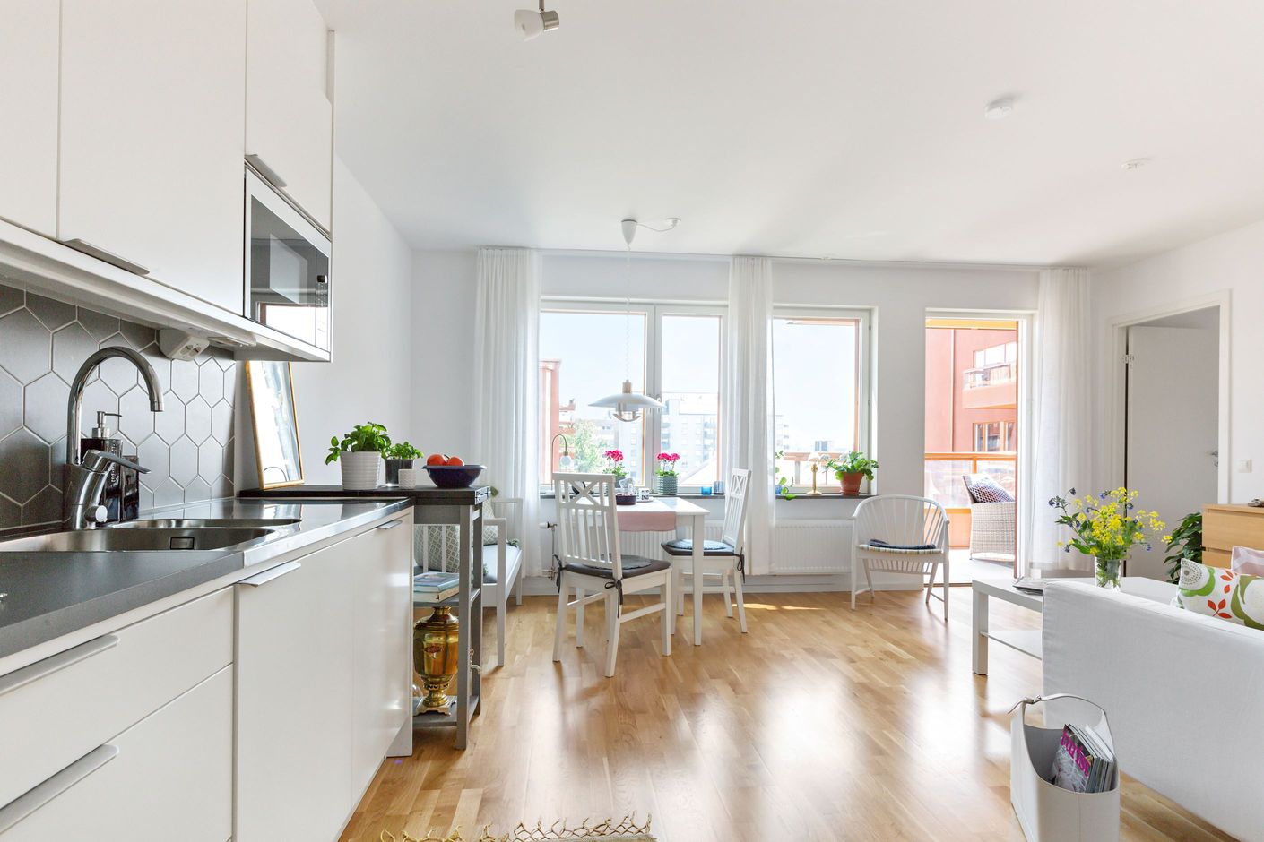 Kök mot matplats och balkong