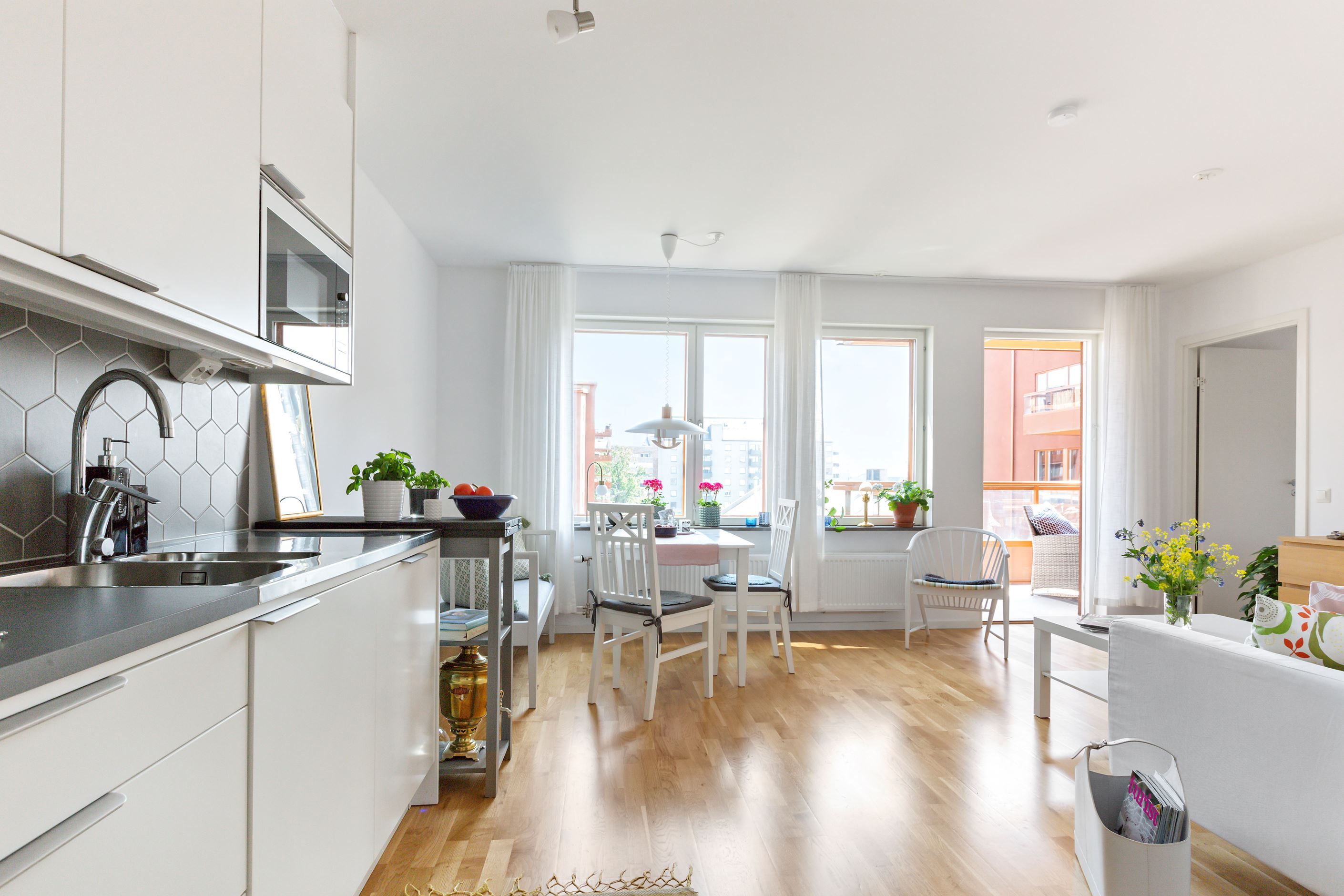 Kök mot matplats och balkong