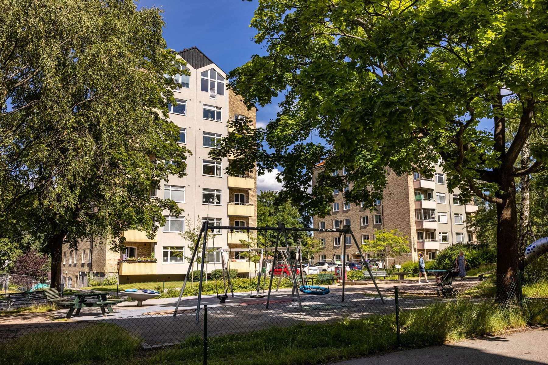 Stenbrottsparken utanför porten
