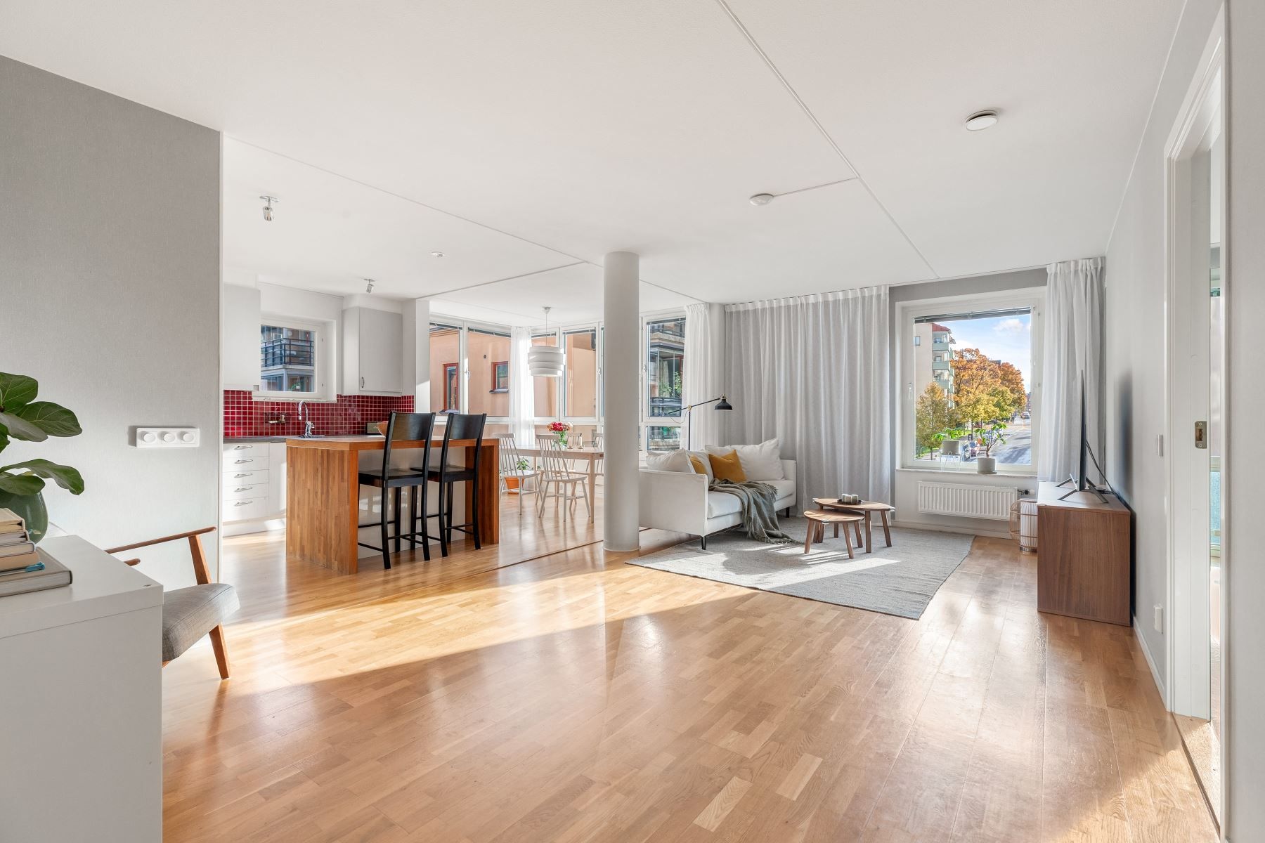 Öppen planlösning mellan kök och vardagsrum