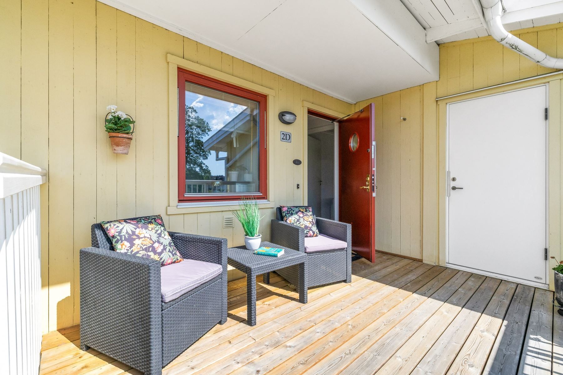 Uteplats med söderläge vid entrén.
