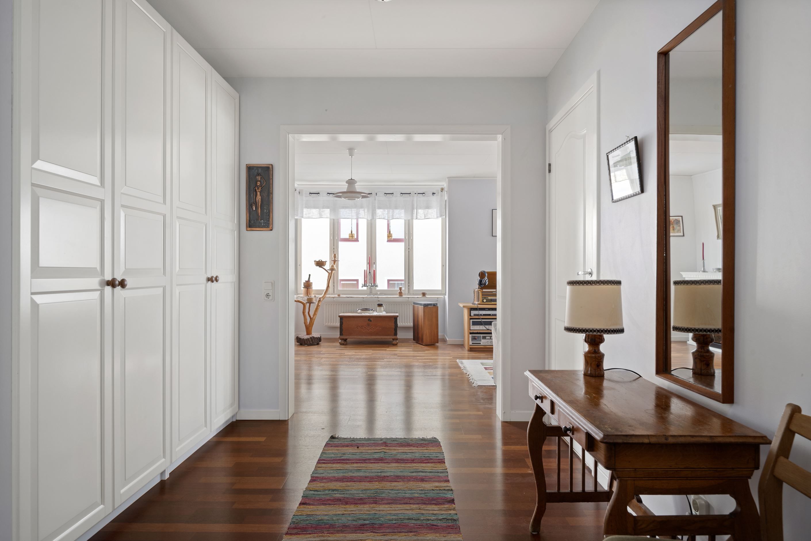 Entréhall mot vardagsrum