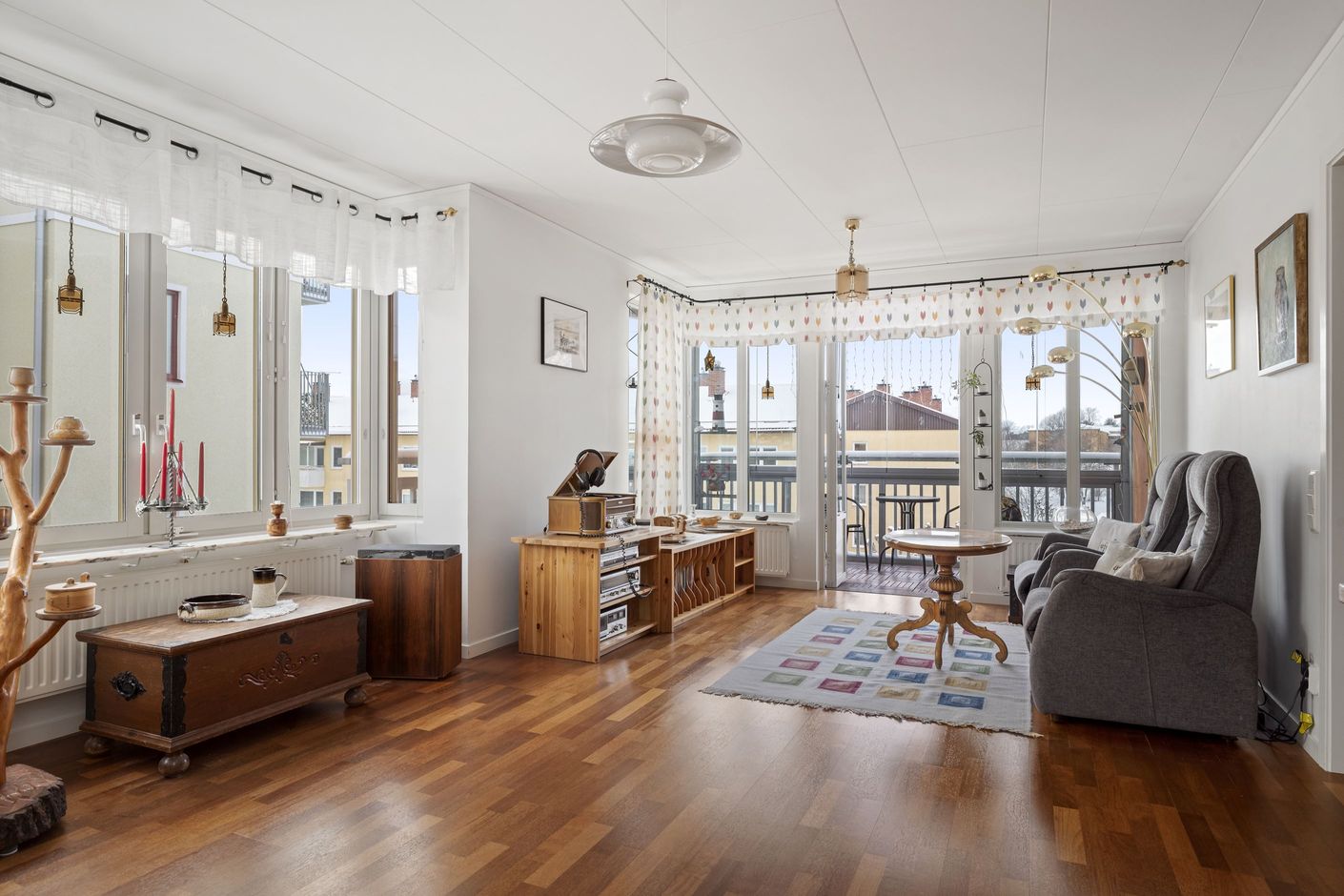 Vardagsrum med stort ljusinsläpp