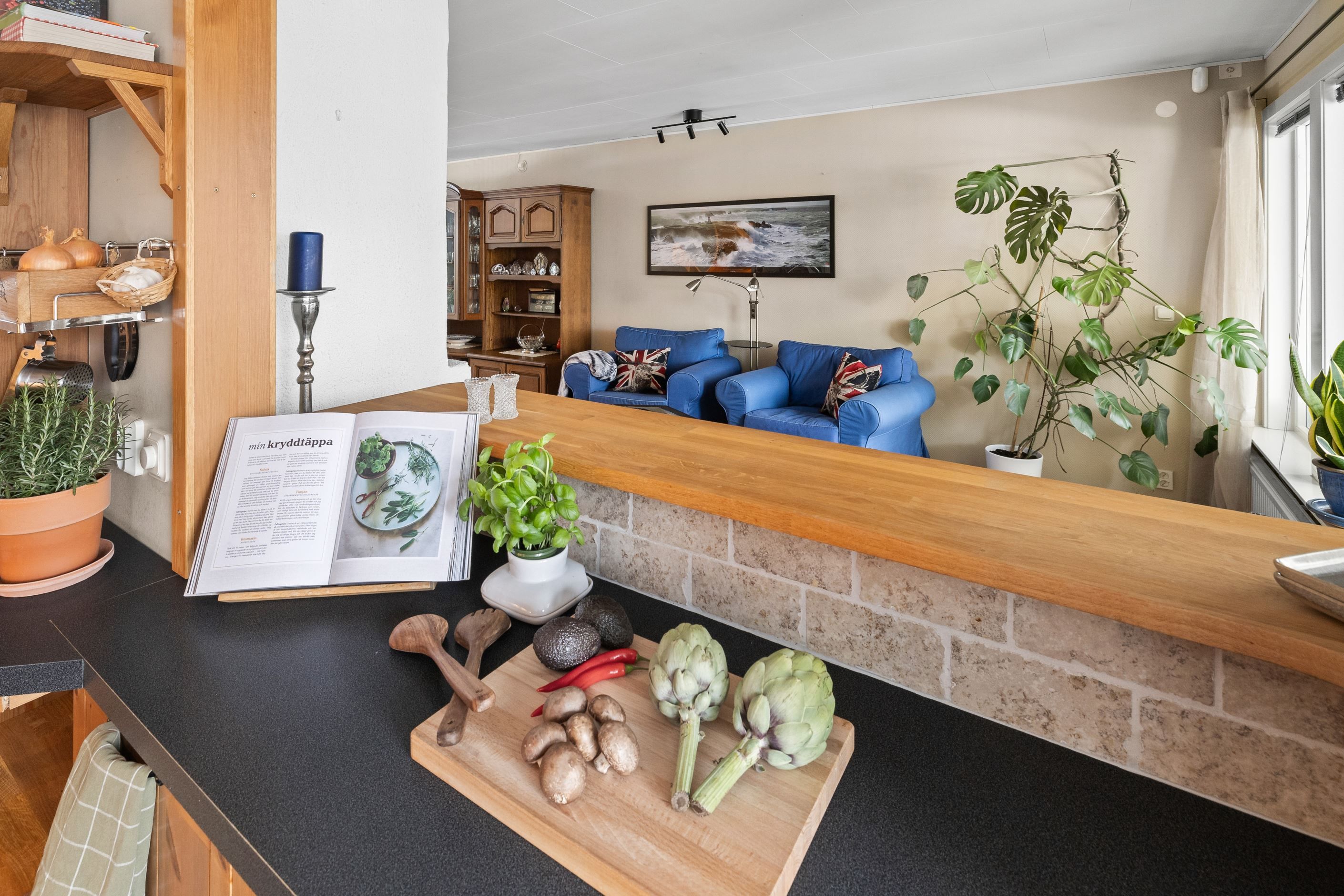 Öppning i kök mot vardagsrum