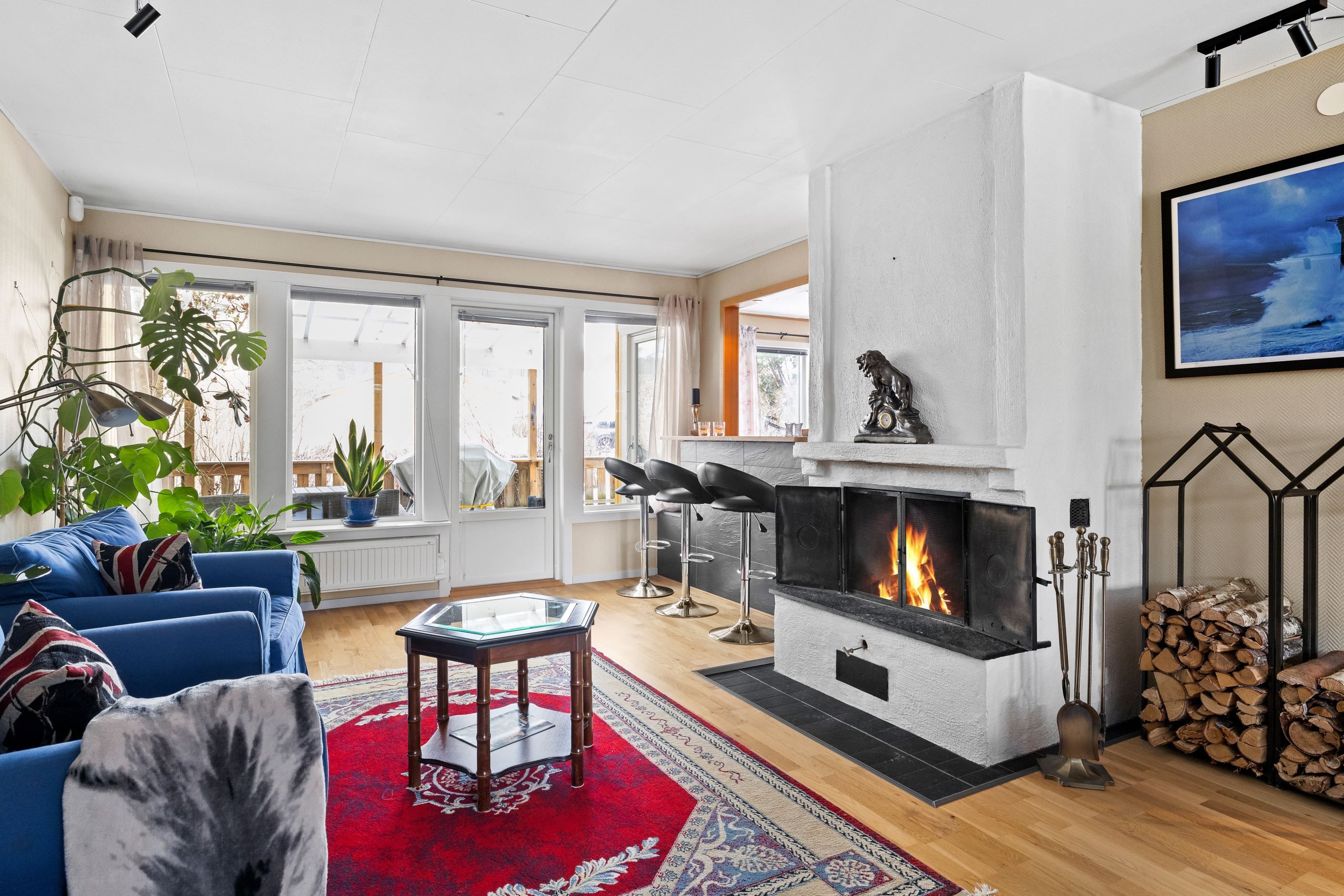 Vardagsrum med fungerande murad öppen spis med braskaminkassett