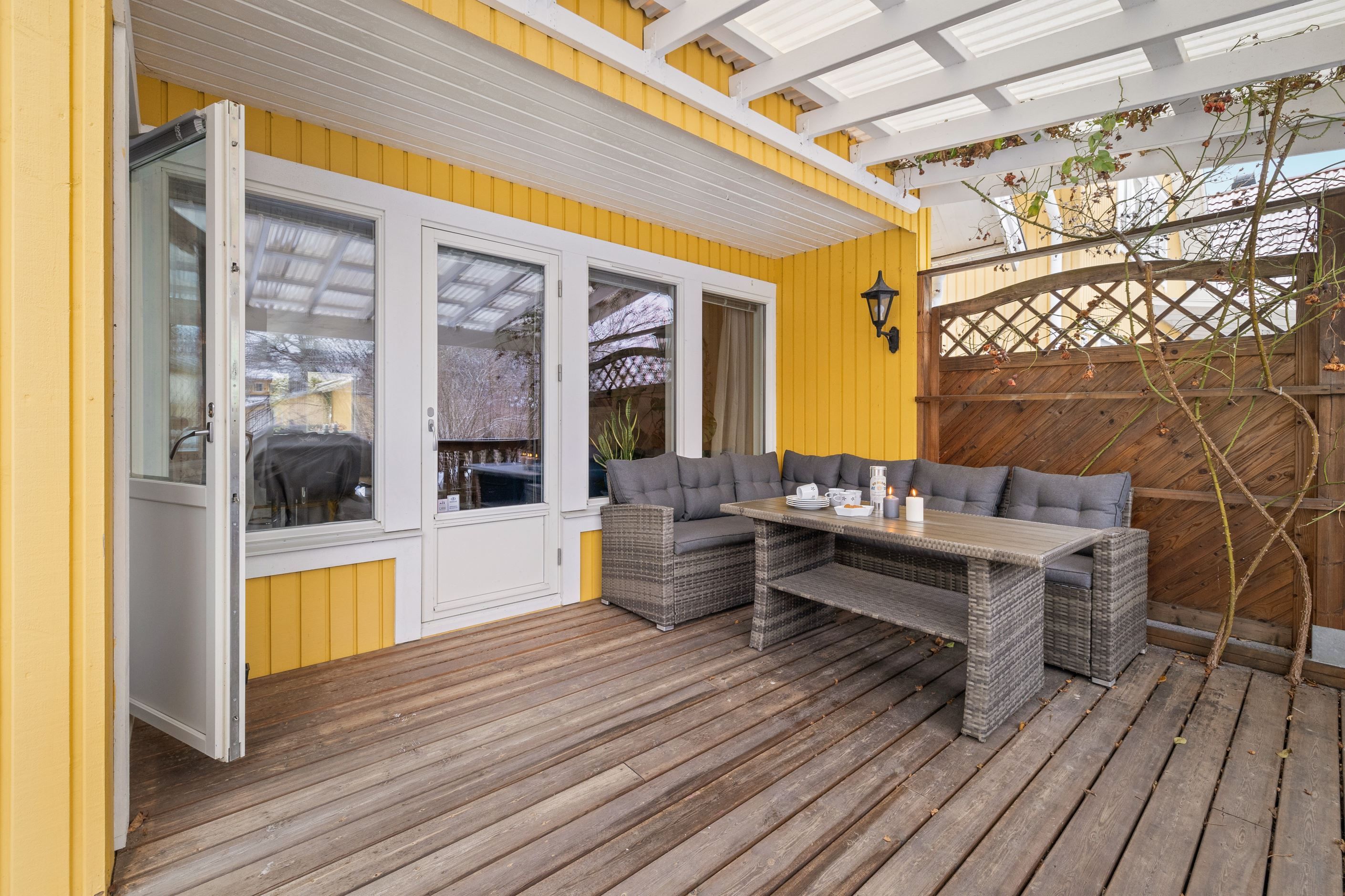 Trädäckad altan i söderläge