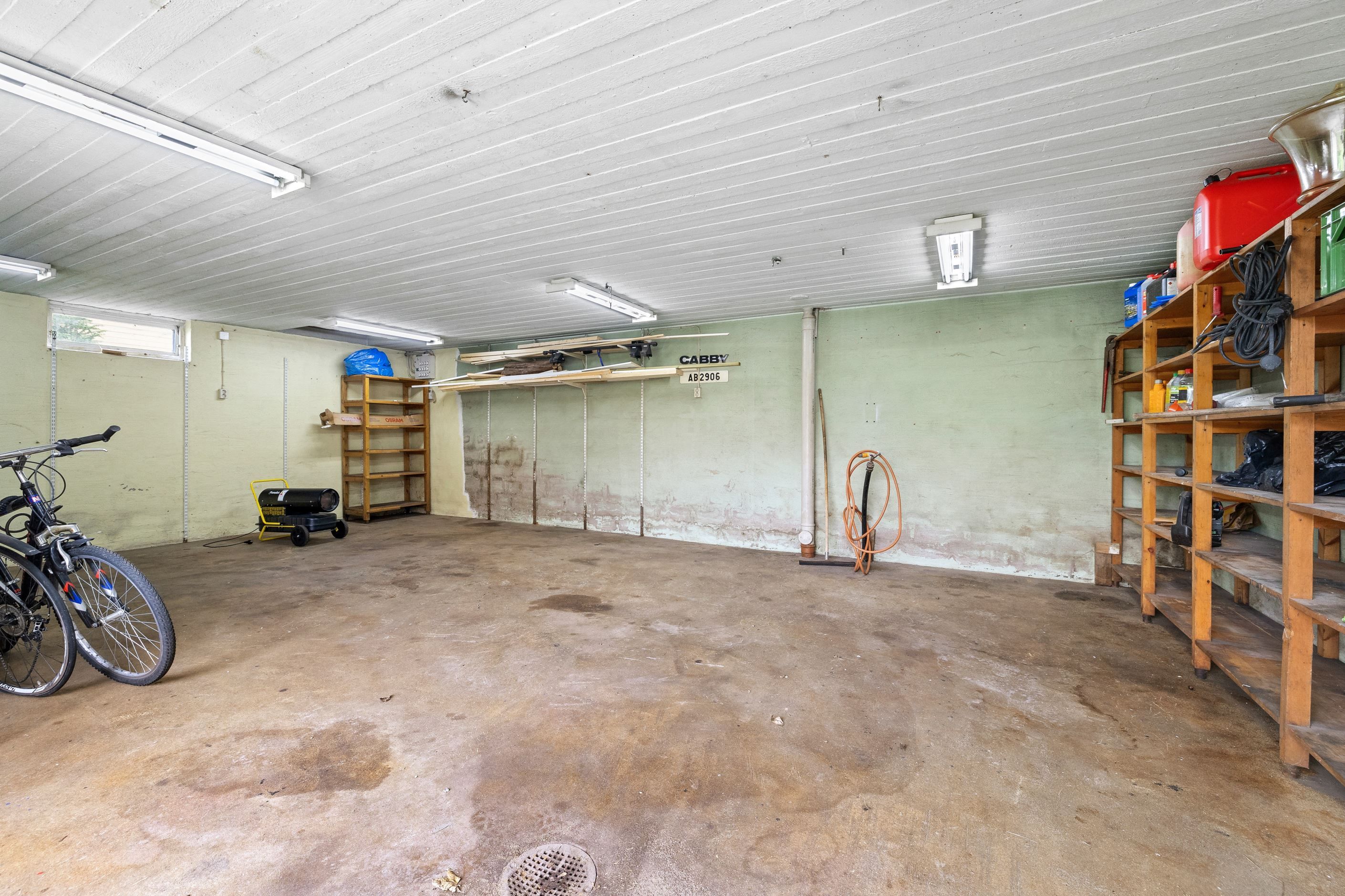 Garage under komplementbyggnad