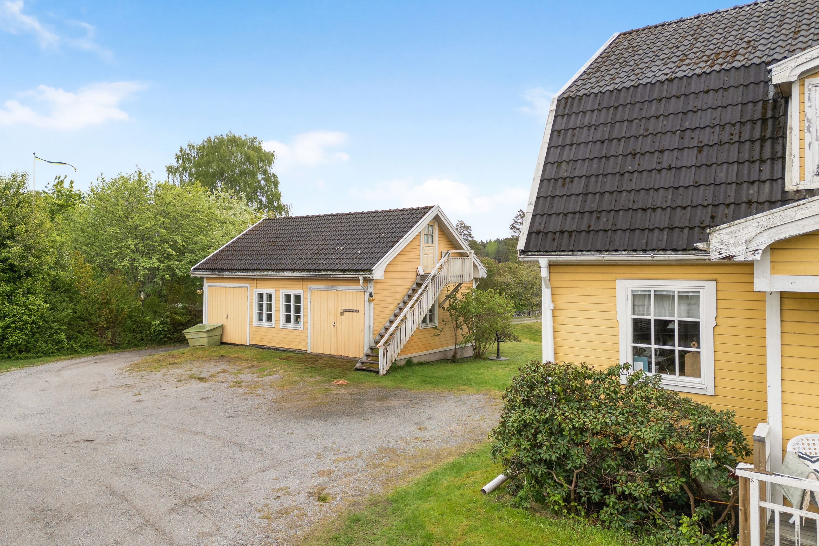 Framsida med komplementbyggnad & garage