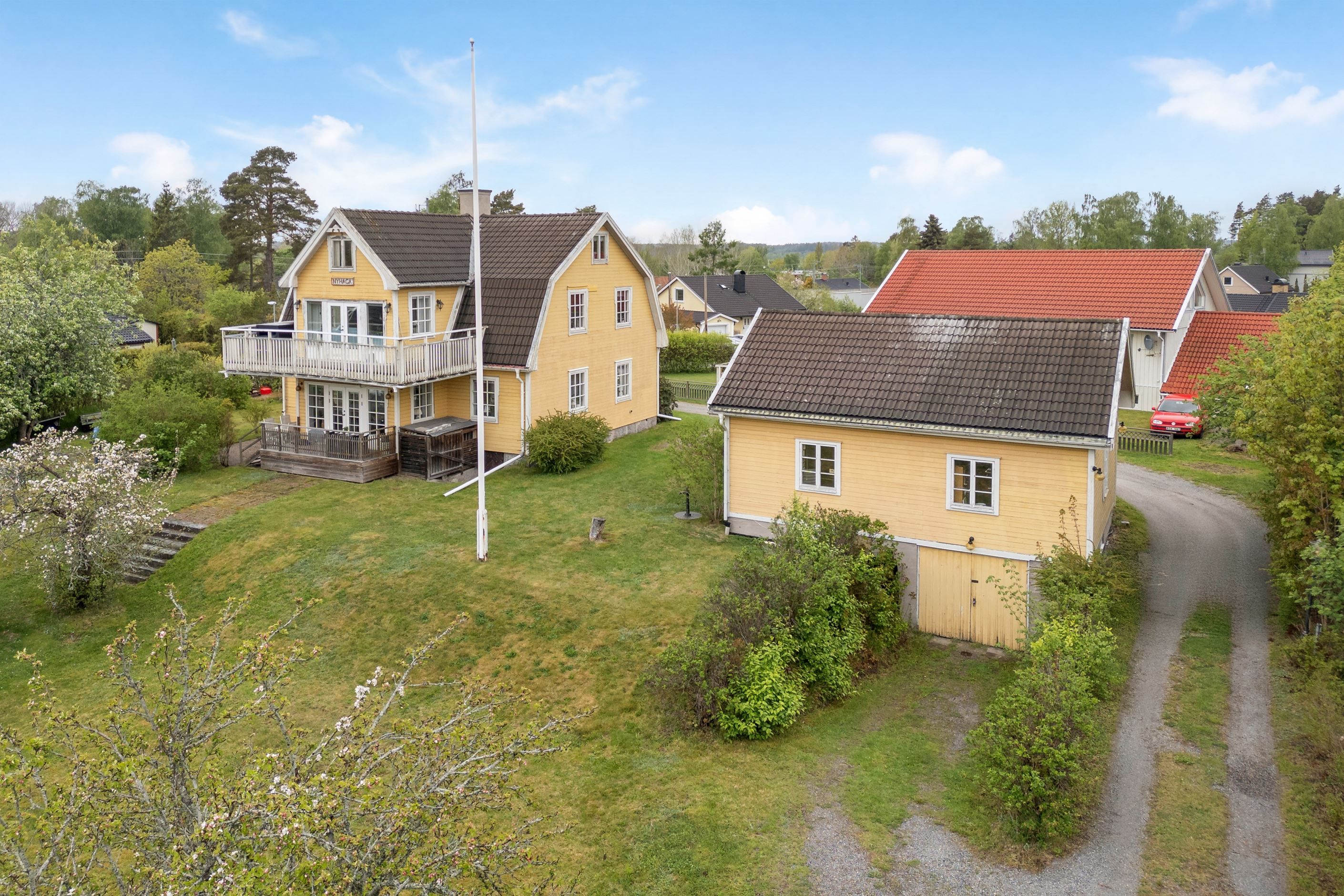 Baksida med komplementbyggnad & garage