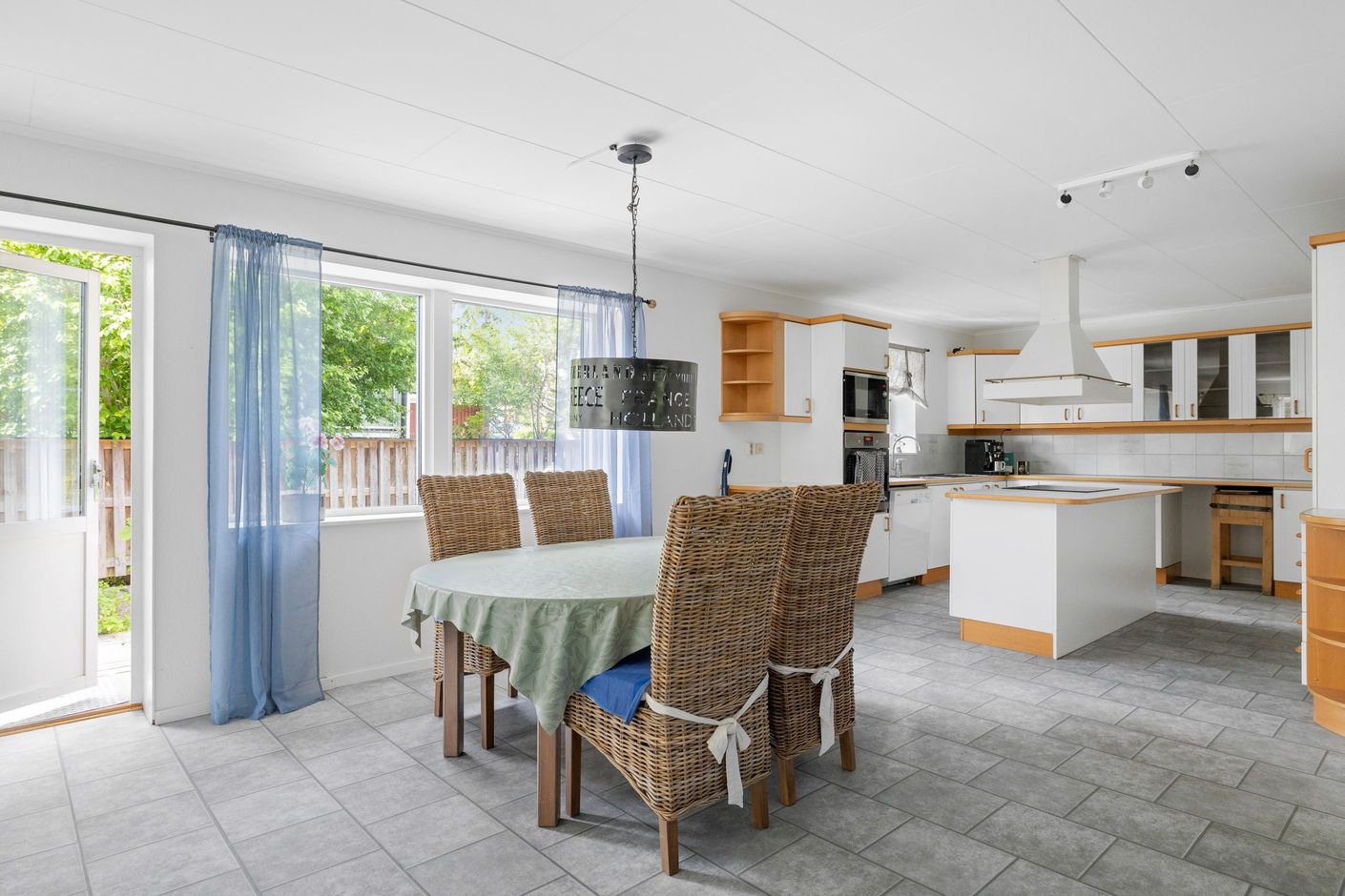 Stort kök med gott om förvaring och plats för många