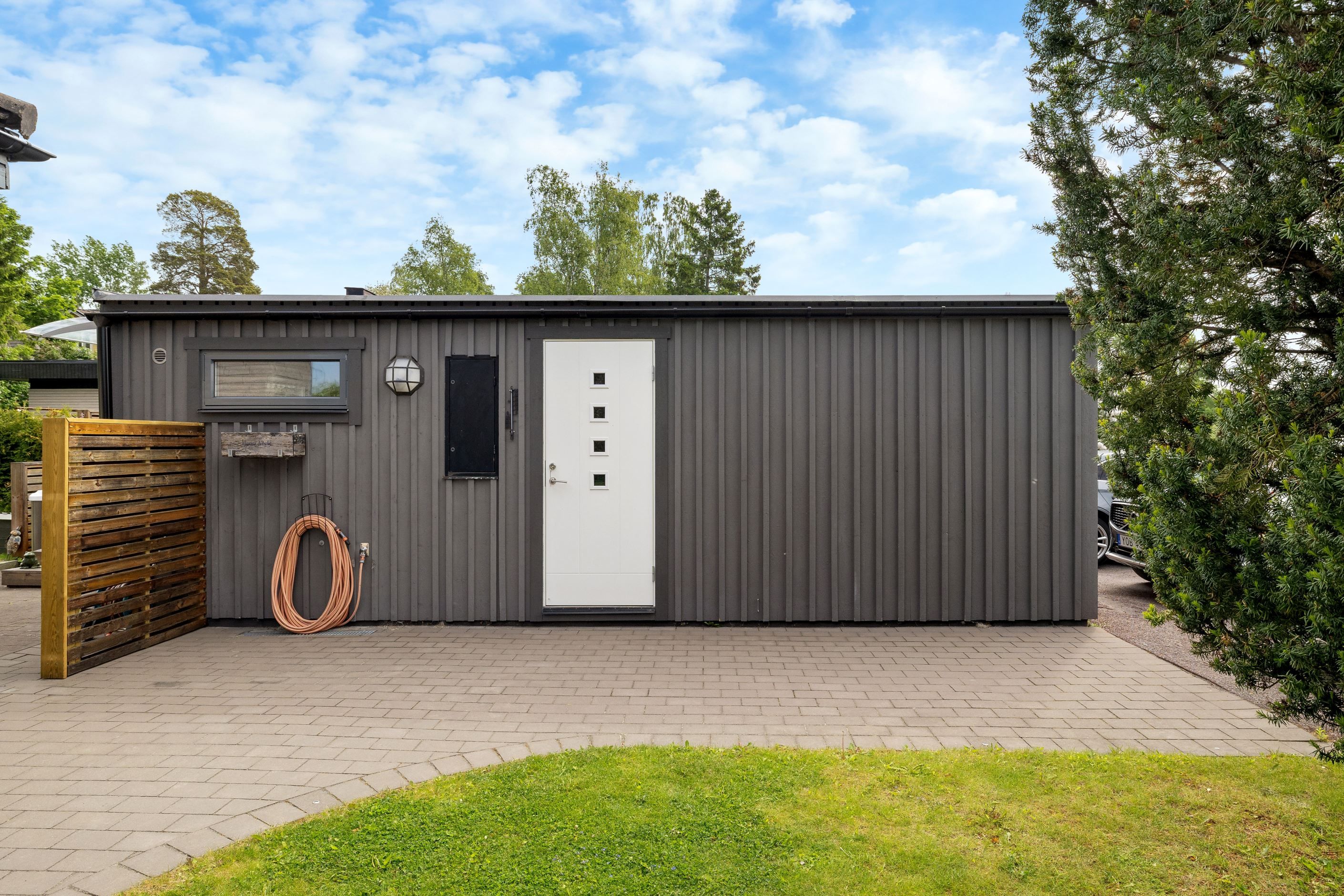 Garagebyggnad med relaxavdelning