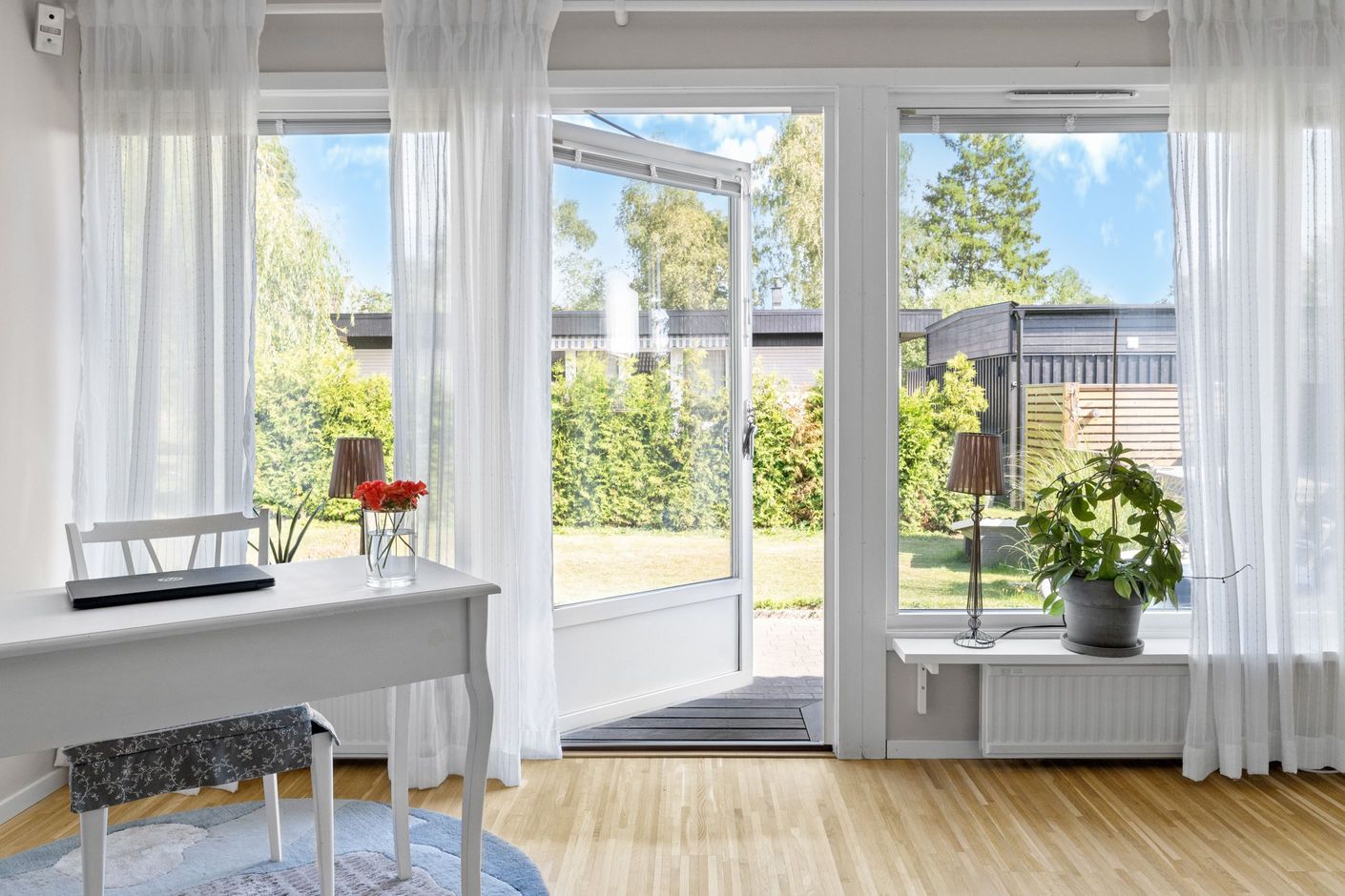 Utgång till stensatt uteplats