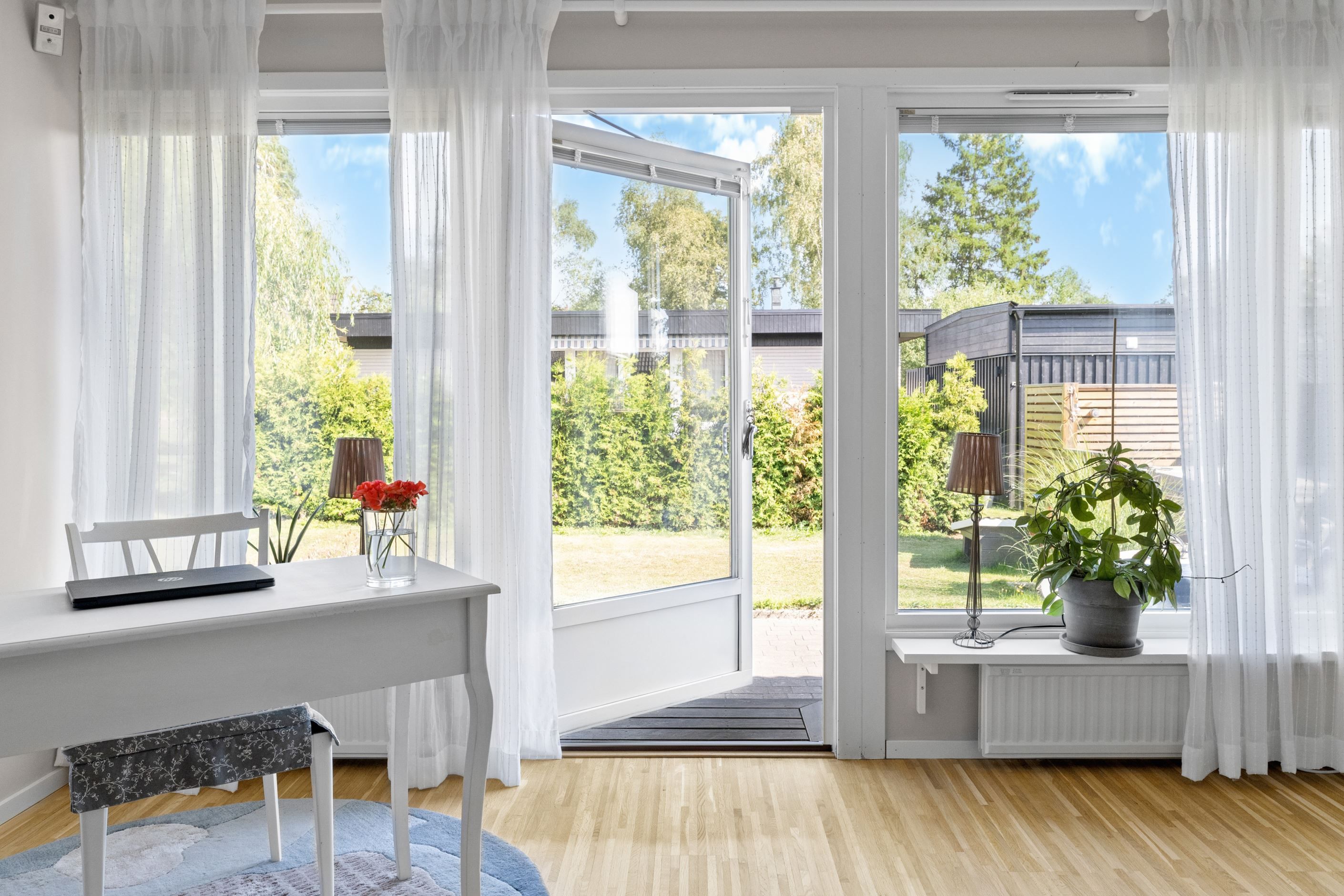 Utgång till stensatt uteplats