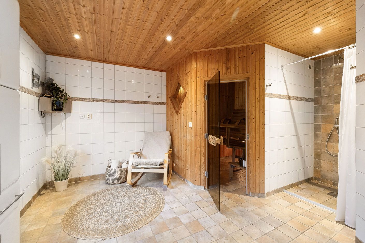 Stort våtrum med dusch & bastu