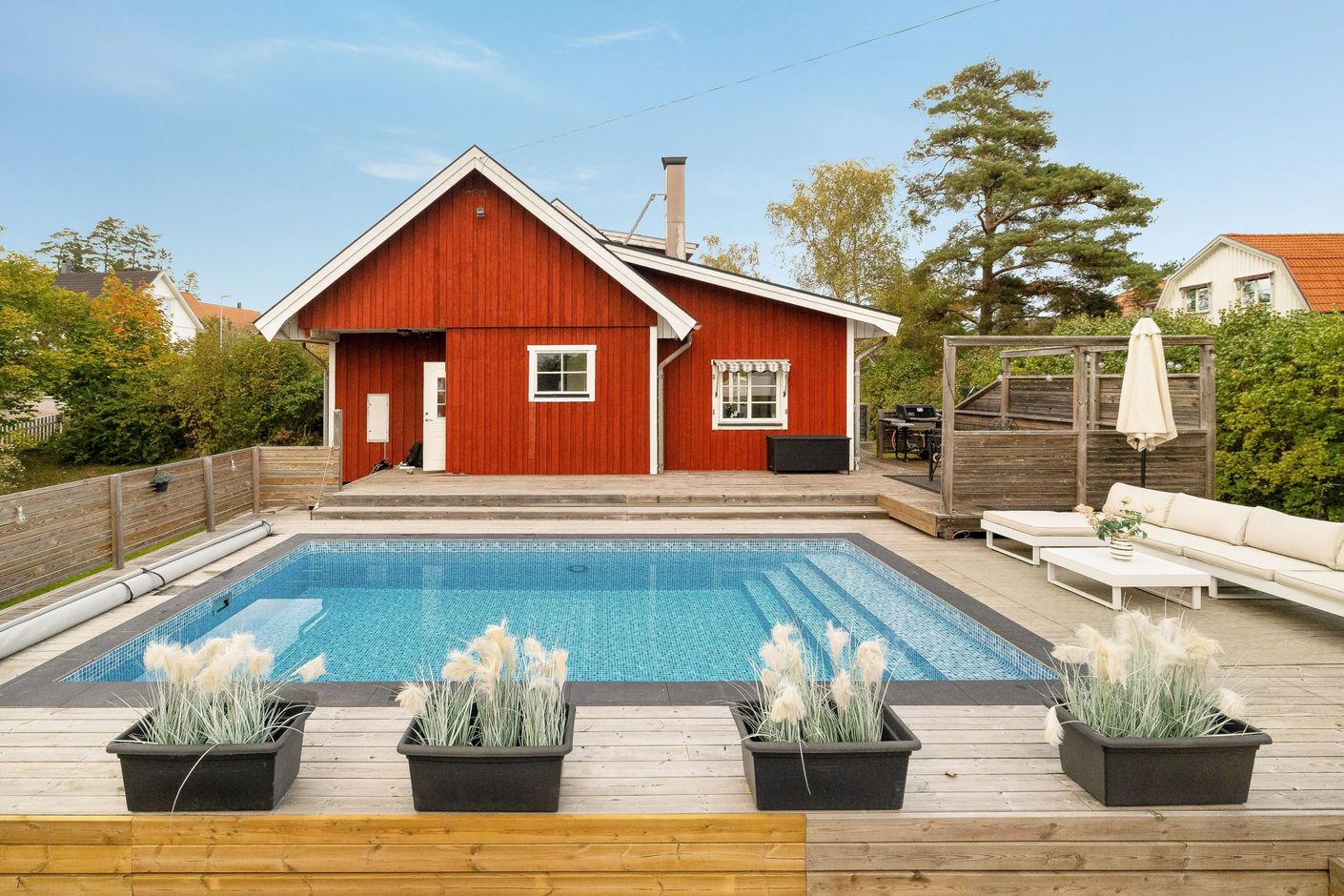 Ny utomhuspool i bästa solläge