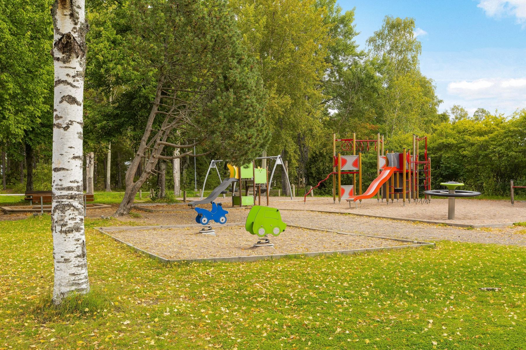 Park med en liten lekplats intill