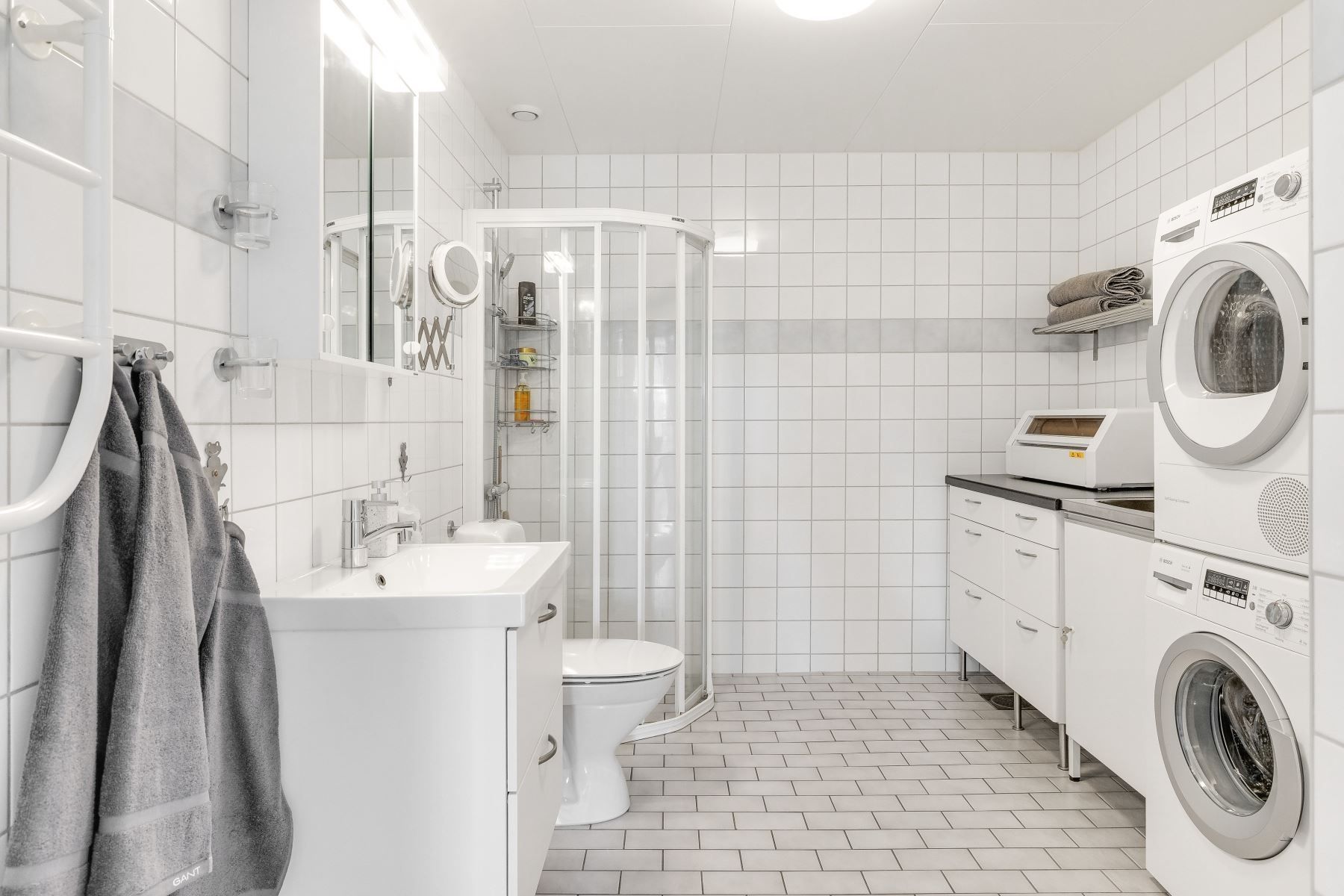 Badrummet har tvättpelare och arbetsbänk.