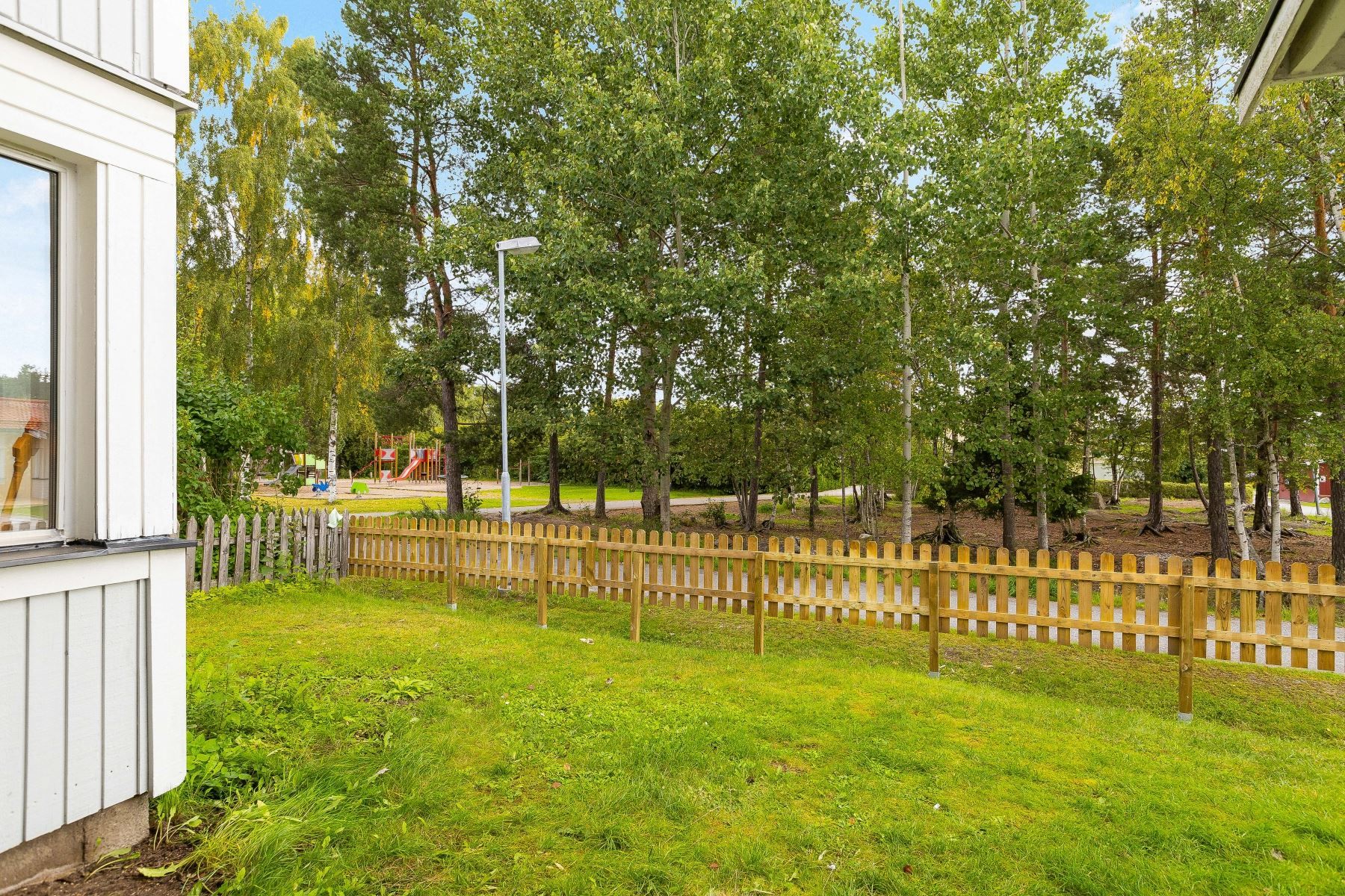 Tomt på husets baksida