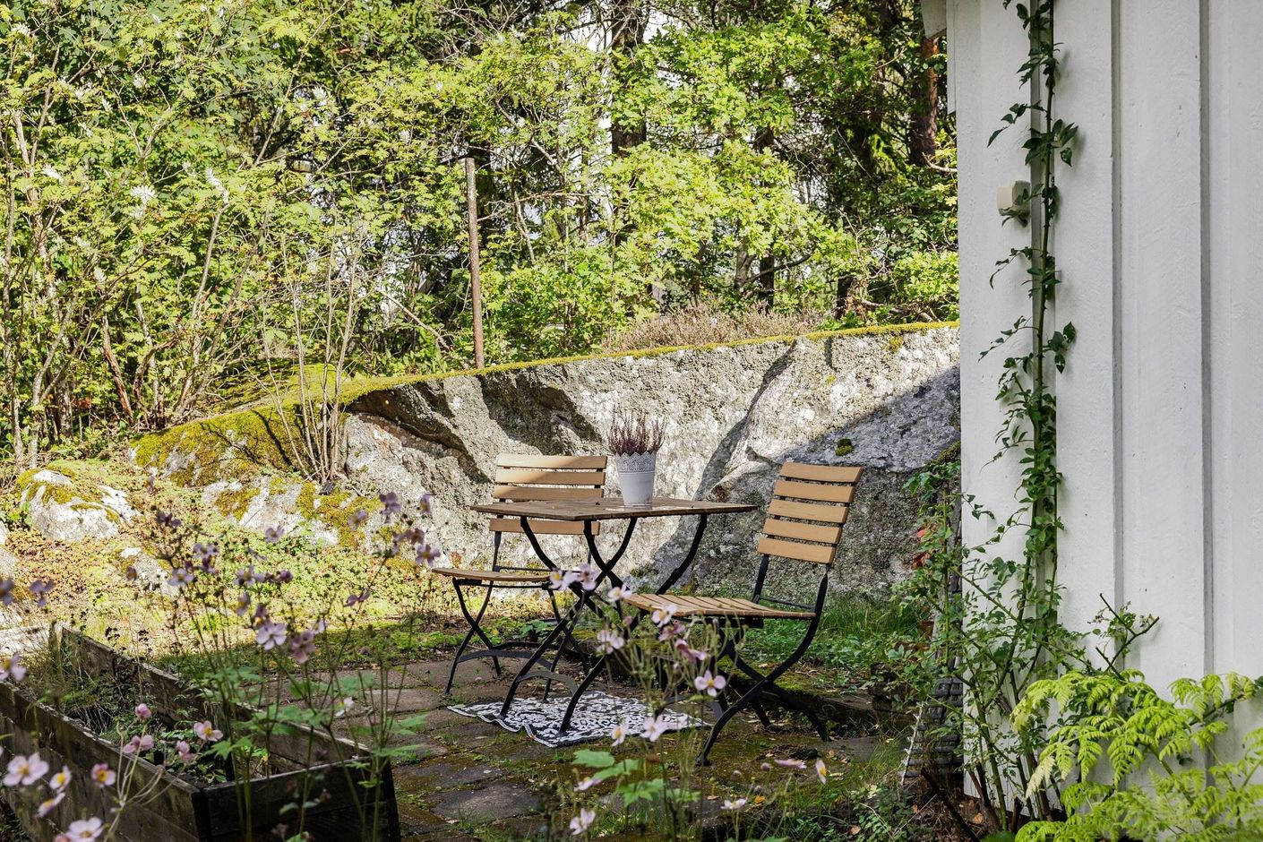 Uteplats utanför den separata lägenheten